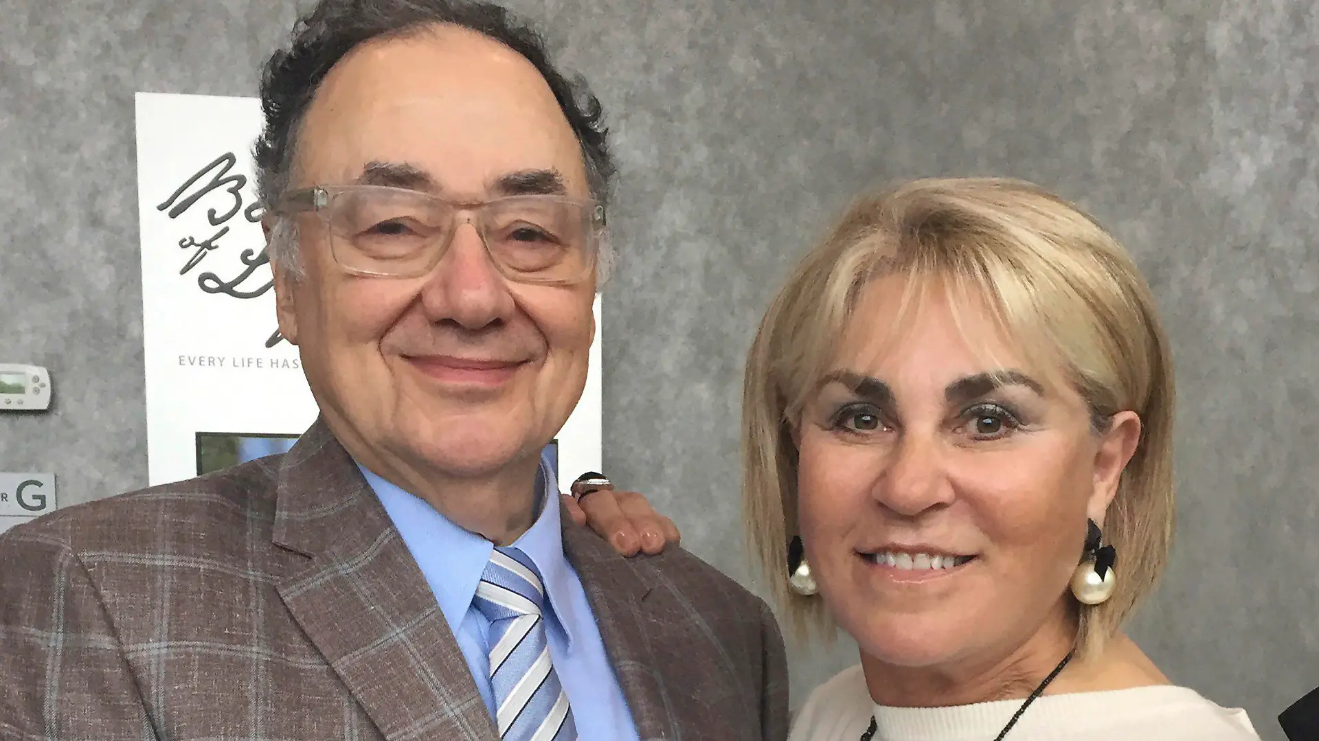 HANDOUT - Das von United Jewish Appeal am 15.10.2017 zur Verfügung gestellte undatierte Foto zeigt den kanadischen Milliardär Barry Sherman (l) und seine Ehefrau Honey. Sechs Wochen nach dem mysteriösen Tod von einem der reichsten Männer Kanadas und seiner Ehefrau geht die Polizei von einem brutalen Mord aus, bestätigten die Ermittler am Freitag (Ortszeit) in einer ersten Stellungnahme. (zu dpa «Kanadischer Milliardär Barry Sherman und Ehefrau in Toronto ermordet» vom 27.01.2018) Foto: Uncredited/United Jewish Appeal Federation of Greater Toronto/dpa +++ dpa-Bildfunk +++