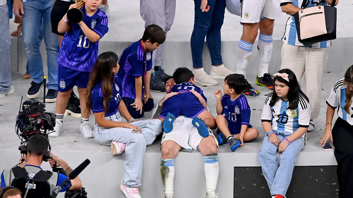 FUSSBALL WM 2022 Finale Argentinien - Frankreich 18.12.2022 Lionel Messi mit Kindern und seiner Ehefrau *** FOOTBALL World Cup 2022 Final Argentina France 18 12 2022 Lionel Messi with children and his wife