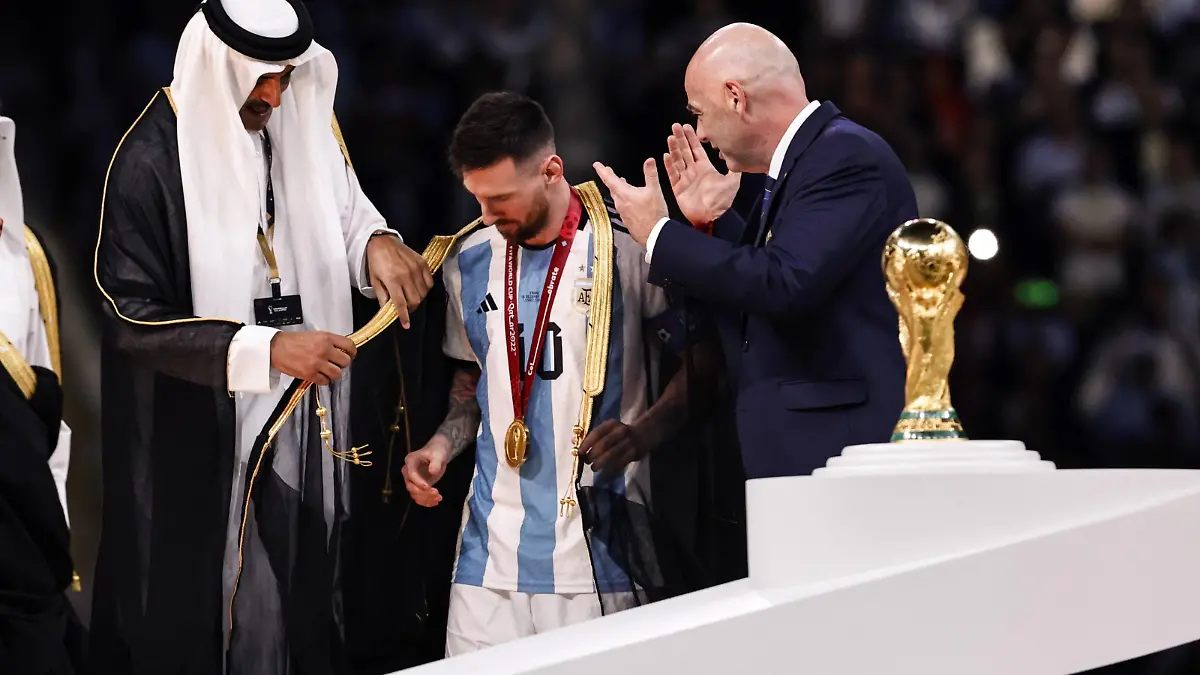 AL DAAYEN - lr Emir of Qatar Sheikh Tamim bin Hamad Al Thani, Lionel Messi of Argentina and FIFA President Gianni Infantino with the world cup trophy, FIFA World Cup, WM, Weltmeisterschaft, Fussball Trophy after the FIFA World Cup Qatar 2022 final match between Argentina and France at the Lusail Stadium on December 18, 2022 in Al Daayen, Qatar. AP Dutch Height MAURICE OF STONE FIFA World Cup Qatar 2022 2022 xVIxANPxSportx/xMauricexvanxSteenxWKxIVx *** AL DAAYEN lr Emir of Qatar Sheikh Tamim bin Hamad Al Thani, Lionel Messi of Argentina and FIFA President Gianni Infantino with the world cup trophy, FIFA World Cup Trophy after the FIFA World Cup Qatar 2022 final match between Argentina and France at the Lusail Stadium on December 18, 2022 in Al Daayen, Qatar AP Dutch Height MAURICE OF STONE FIFA World Cup Qatar 2022 2022 xVIxANPxSportx xMauricexvanxSteenxWKxIVx 459613737 originalFilename: 459613737.jpg