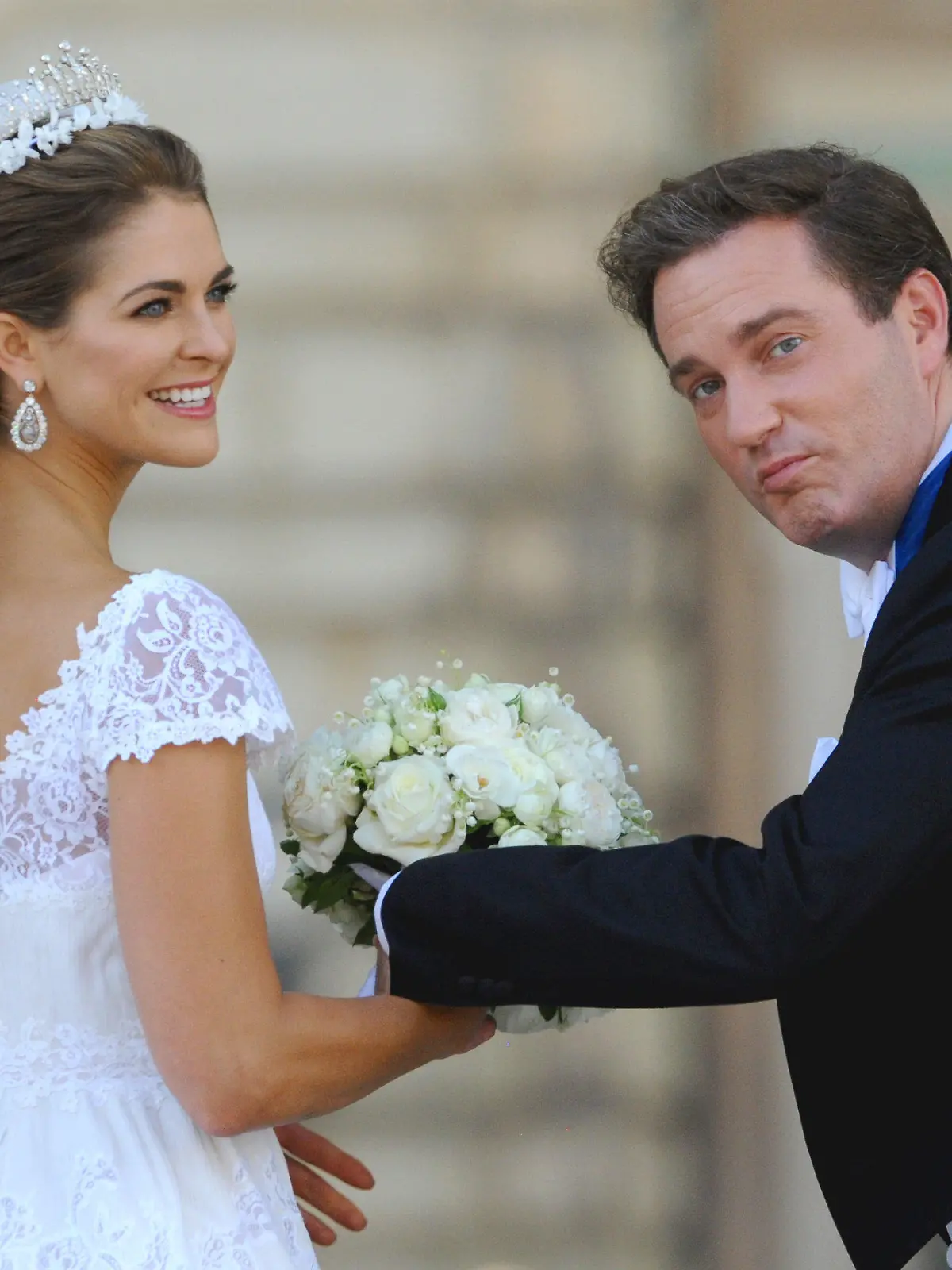 Swedish Princess Madeleine and her husband Chris O'Neill addresses the public at the Royal Palace after their wedding in Stockholm, Sweden, 08 June 2013. Photo: Carsten Rehder/dpa +++(c) dpa - Bildfunk+++