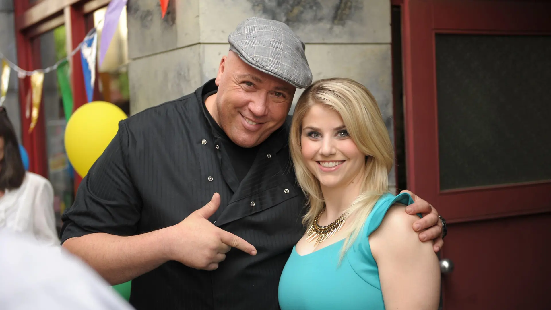 Beatrice Egli trifft den Schauspieler Ramon Ademes am Set von Unter Uns.