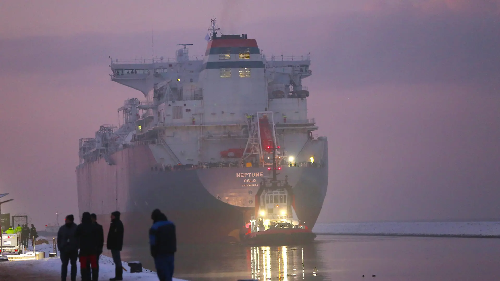 News Bilder des Tages Die Neptune läuft am Freitag 16.12.2022 in den Industriehafen von Lubmin Vorpommern Greifswald ein. Das Schiff ist die erste FSRU Floating Storage & Regasification Unit im Nordosten und für den Einsatz am schwimmenden LNG-Terminal Deutsche Ostsee im örtlichen Hafen bestimmt. Dort wird es künftig im Auftrag der Deutschen ReGas GmbH & Co. KGaA Flüssiggas LNG in Erdgas umwandeln regasifizieren und anschließend mit Unterstützung der Firma Gascade in das nur 450 m entfernte deutsche Ferngasleitungsnetz EUGAL/NEL einspeisen. Auf diese Weise wird auf längere Sicht für Deutschland eine Unabhängigkeit von russischem Erdgas erreicht. Dazu entsteht durch die Deutsche ReGas GmbH & Co. KGaA das bundesweite erste privatfinanzierte LNG-Termina