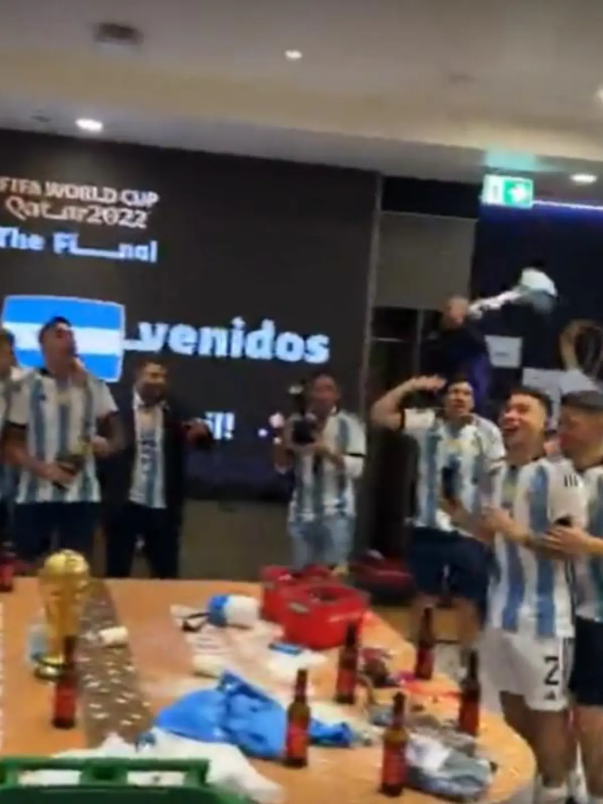 Argentiniens Spieler bejubeln hemmungslos ihren WM-Triumph in Katar