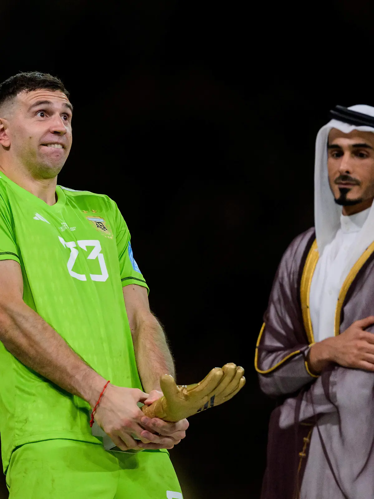  221218 goalkeeper Emiliano Martinez of Argentina gestures with his award for best goalkeeper after the FIFA World Cup, WM, Weltmeisterschaft, Fussball 2022 final between Argentina and France on December 18, 2022 in Doha. Photo: Joel Marklund / BILDBYRAN / kod JM / JM0415 bbeng fotboll football soccer fotball vm fotbolls-vm fotball-vm fotbolls-vm 2022 fifa world cup 2022 final argentina frankrike france champions world champions FIFA World Cup Champions Gold medalist jubel celebration *** 221218 goalkeeper Emiliano Martinez of Argentina gestures with his award for best goalkeeper after the FIFA World Cup 2022 final between Argentina and France on December 18, 2022 in Doha Photo Joel Marklund BILDBYRAN code JM JM0415 bbeng football football soccer fotball World Cup football World Cup football World Cup 2022 fifa world cup 2022 final argentina france france champions world champions FIFA World Cup Champions Gold medalist jubilation celebration, PUBLICATIONxNOTxINxSWExNORxAUT Copyright: JOELxMARKLUND BB221218JM171 
