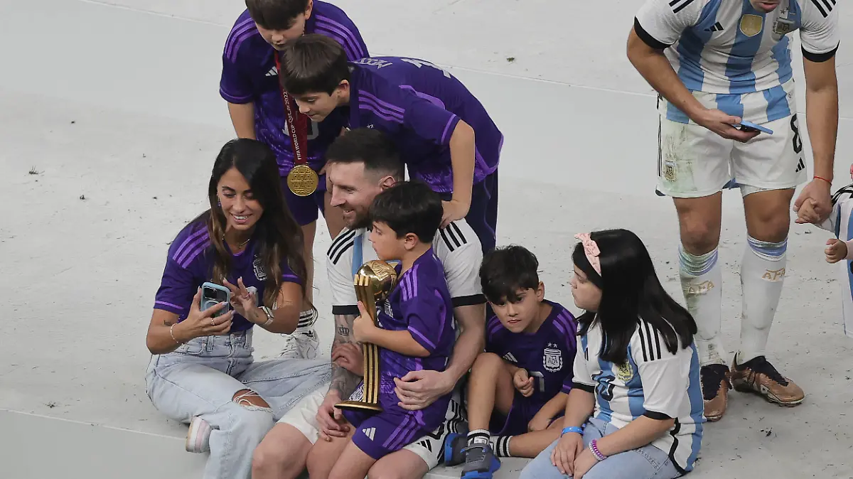 Argentina v France 2022 FIFA World Cup, WM, Weltmeisterschaft, Fussball Lionel Messi of Argentina with his family celebrates winning the 2022 FIFA World Cup Final between Argentina and France at Lusail Stadium, Lusail PUBLICATIONxNOTxINxUKxCHN Copyright: xPaulxChestertonx FIL-17843-0425