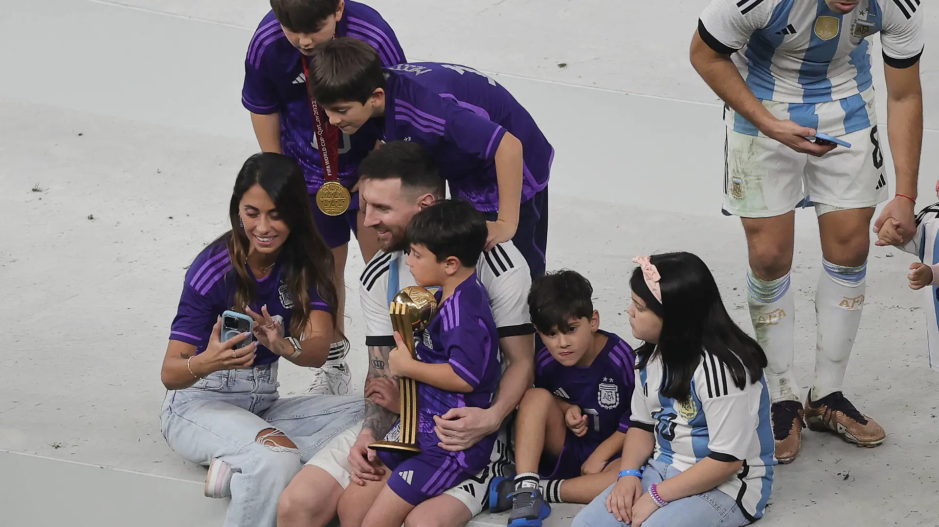 Argentina v France 2022 FIFA World Cup, WM, Weltmeisterschaft, Fussball Lionel Messi of Argentina with his family celebrates winning the 2022 FIFA World Cup Final between Argentina and France at Lusail Stadium, Lusail PUBLICATIONxNOTxINxUKxCHN Copyright: xPaulxChestertonx FIL-17843-0425