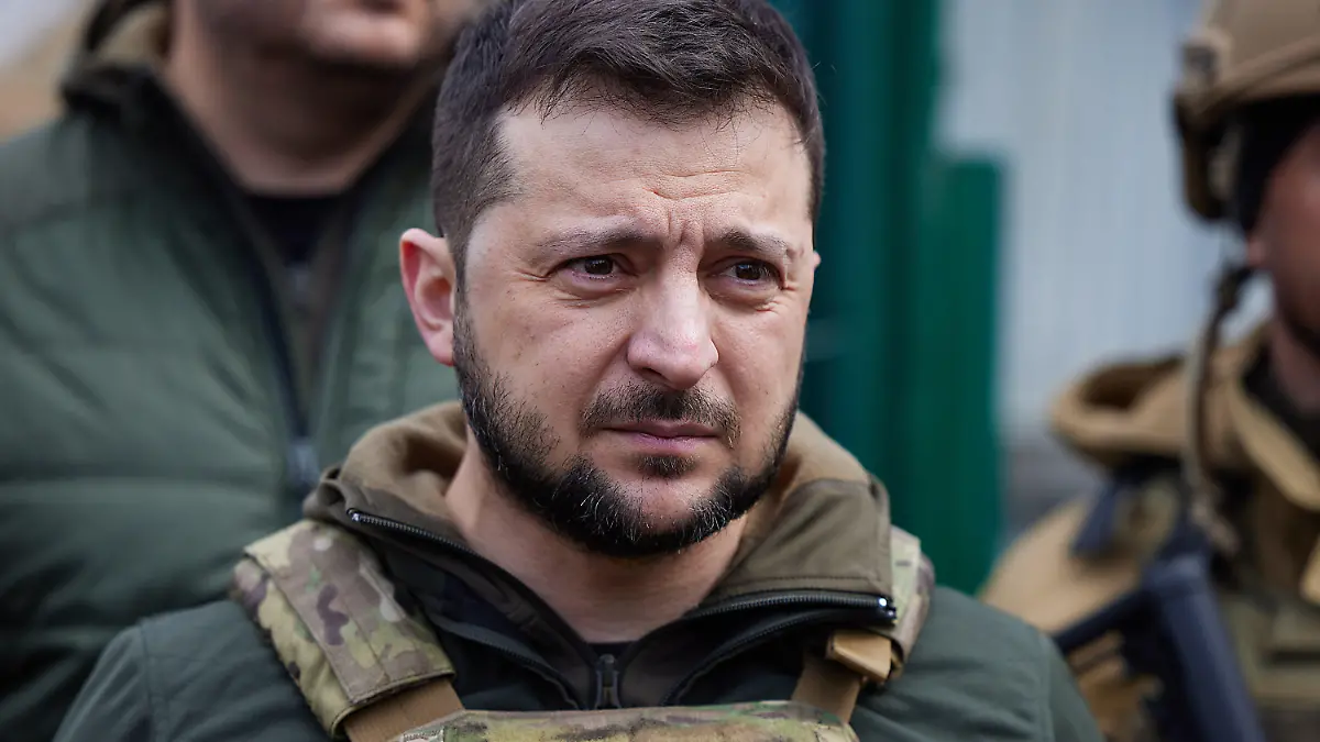 ARCHIV - 04.04.2022, Ukraine, Butscha: Wolodymyr Selenskyj, Präsident der Ukraine, besucht die Stadt in der Nähe von Kiew. Der Karlspreis 2023 geht an den ukrainischen Präsidenten Wolodymyr Selenskyj und das ukrainische Volk. Das gaben das Karlspreisdirektorium und die Stadt Aachen am Freitag bekannt. Der Preis wird seit 1950 für Verdienste um Europa und die europäische Einigung verliehen. Foto: President Of Ukraine/ZUMA Press Wire Service/dpa +++ dpa-Bildfunk +++