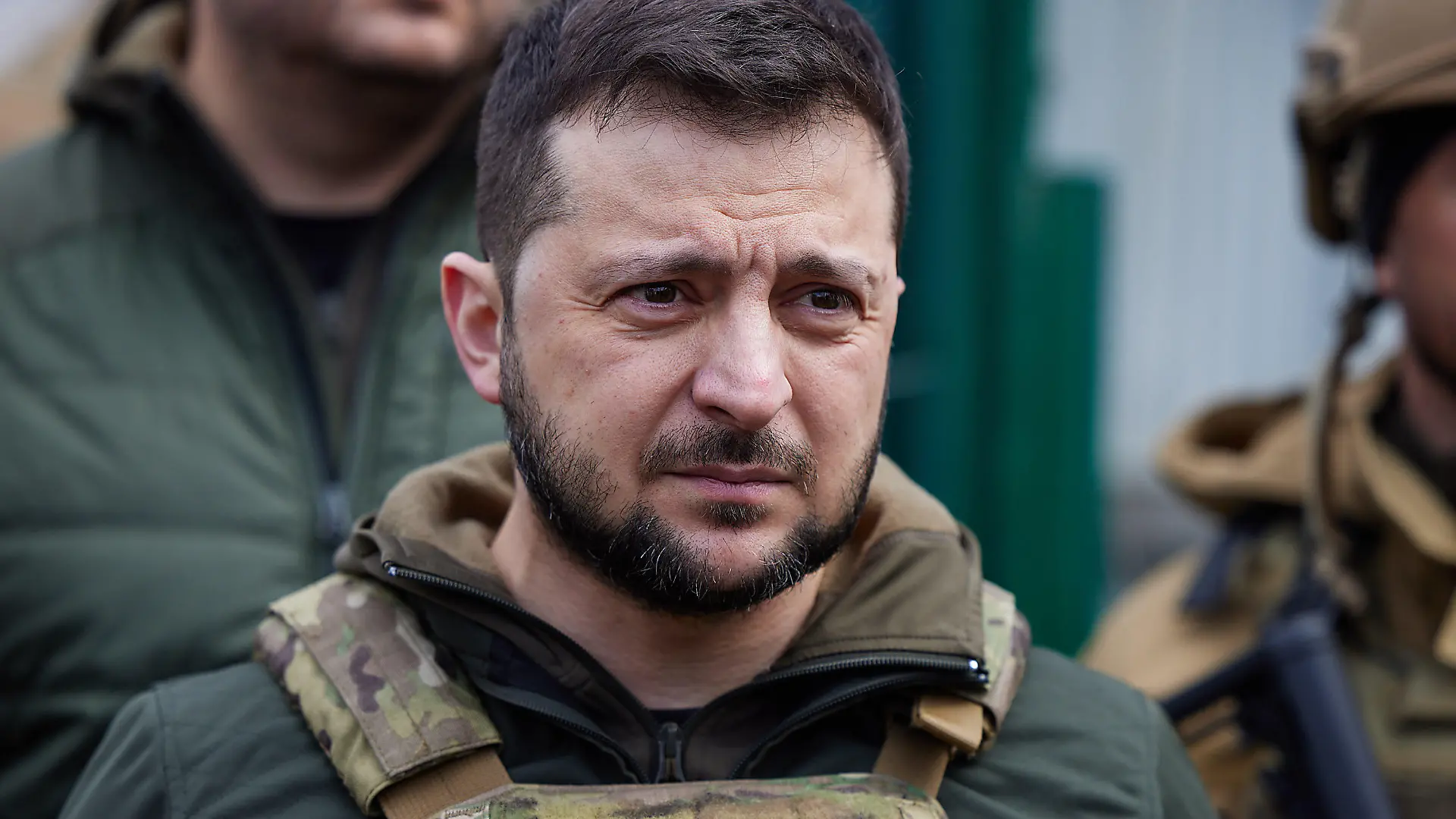 ARCHIV - 04.04.2022, Ukraine, Butscha: Wolodymyr Selenskyj, Präsident der Ukraine, besucht die Stadt in der Nähe von Kiew. Der Karlspreis 2023 geht an den ukrainischen Präsidenten Wolodymyr Selenskyj und das ukrainische Volk. Das gaben das Karlspreisdirektorium und die Stadt Aachen am Freitag bekannt. Der Preis wird seit 1950 für Verdienste um Europa und die europäische Einigung verliehen. Foto: President Of Ukraine/ZUMA Press Wire Service/dpa +++ dpa-Bildfunk +++