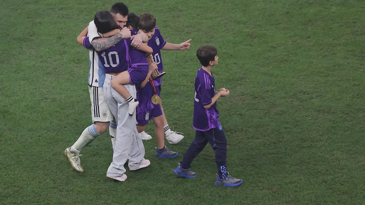 Argentina v France 2022 FIFA World Cup, WM, Weltmeisterschaft, Fussball Lionel Messi of Argentina with his family celebrates winning the 2022 FIFA World Cup Final between Argentina and France at Lusail Stadium, Lusail PUBLICATIONxNOTxINxUKxCHN Copyright: xPaulxChestertonx FIL-17843-0410