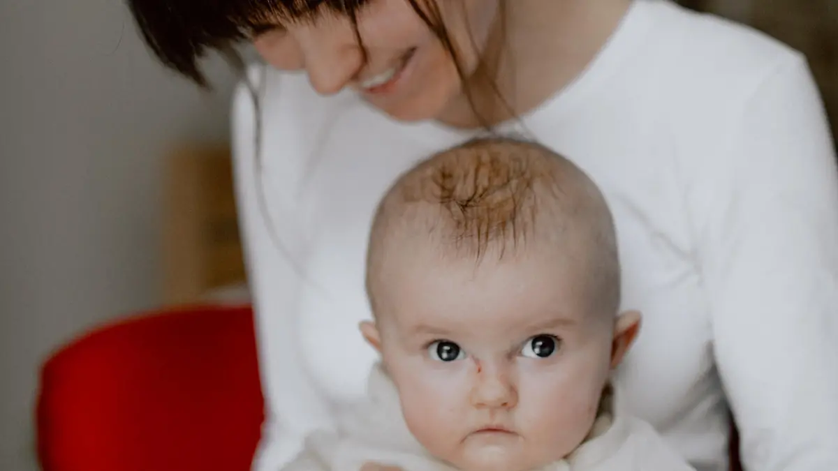 Freunden und Familie unterstützen Mathilda und ihre Eltern.