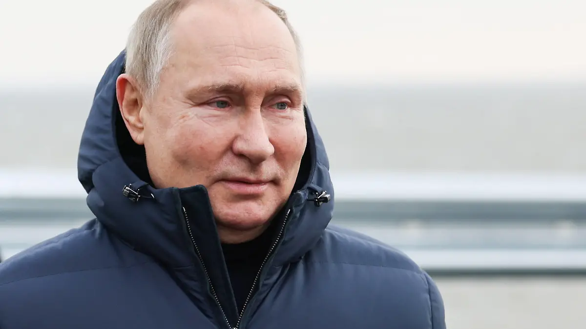 RUSSIA - DECEMBER 5, 2022: Russia s President Vladimir Putin visits a bridge linking Crimea to mainland Russia after it was repaired following the October 8 explosion. Mikhail Metzel/POOL/TASS PUBLICATIONxINxGERxAUTxONLY 56266717