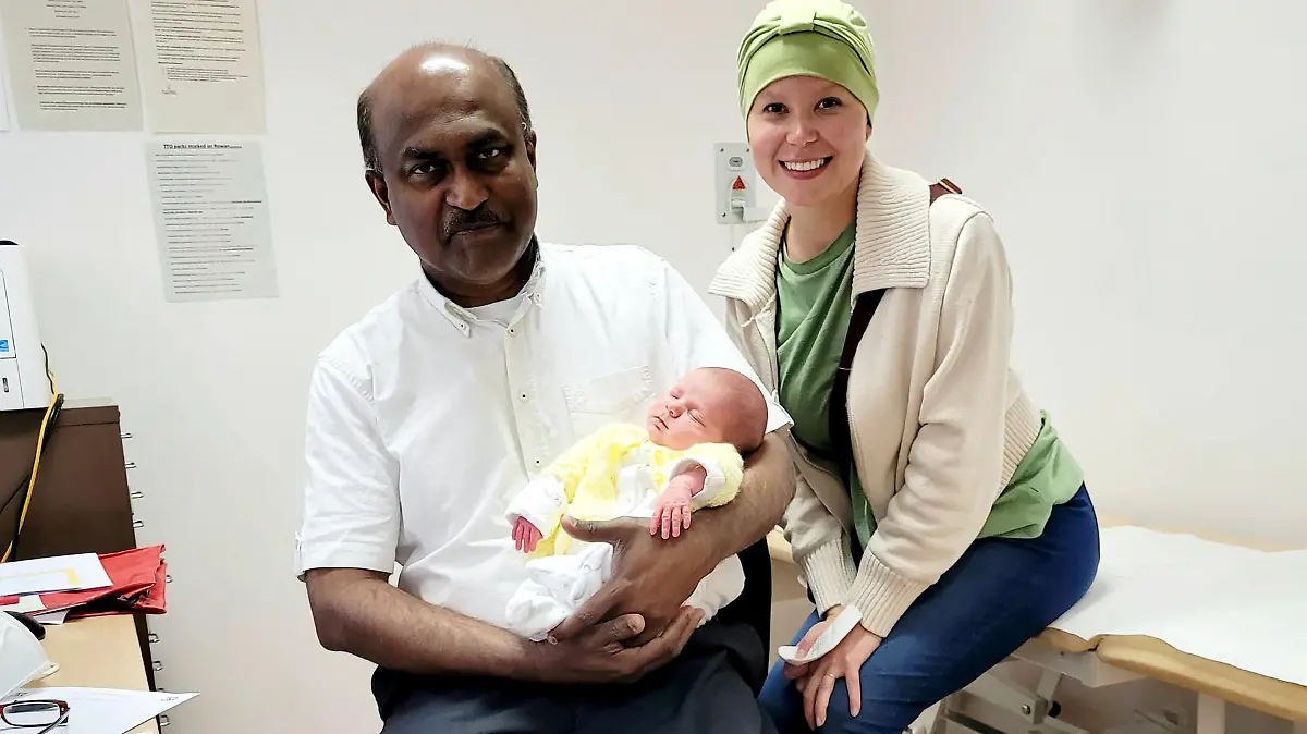 SONDERKONDITIONEN: Satzpreis!
Consultant Haematologist, Dr Salim Shafeek holding Heidi (at three weeks old), with Bethany Jefferson-Loveday. A baby born at Worcestershire Royal Hospital has been described as a miracle after both the mother and father underwent chemotherapy for lymphoma during the pregnancy, with all three now well and looking forward to their first family Christmas at home together. See SWNS story SWMRbaby. In December 2021, James and Bethany Jefferson-Loveday from Evesham were rocked by the news that doctors had diagnosed James with Hodgkin lymphoma  an uncommon cancer that develops in vessels and glands throughout your body. The diagnosis led to the couple to try for a baby before James treatment began, in the knowledge that conceiving may be more difficult after chemotherapy. Bethany, 30, was over the moon when she found out she was pregnant in January, but joy later turned to despair when she was diagnosed with a high grade of Non-Hodgkin lymphoma  a similar form of cancer  at 21 weeks pregnant. 