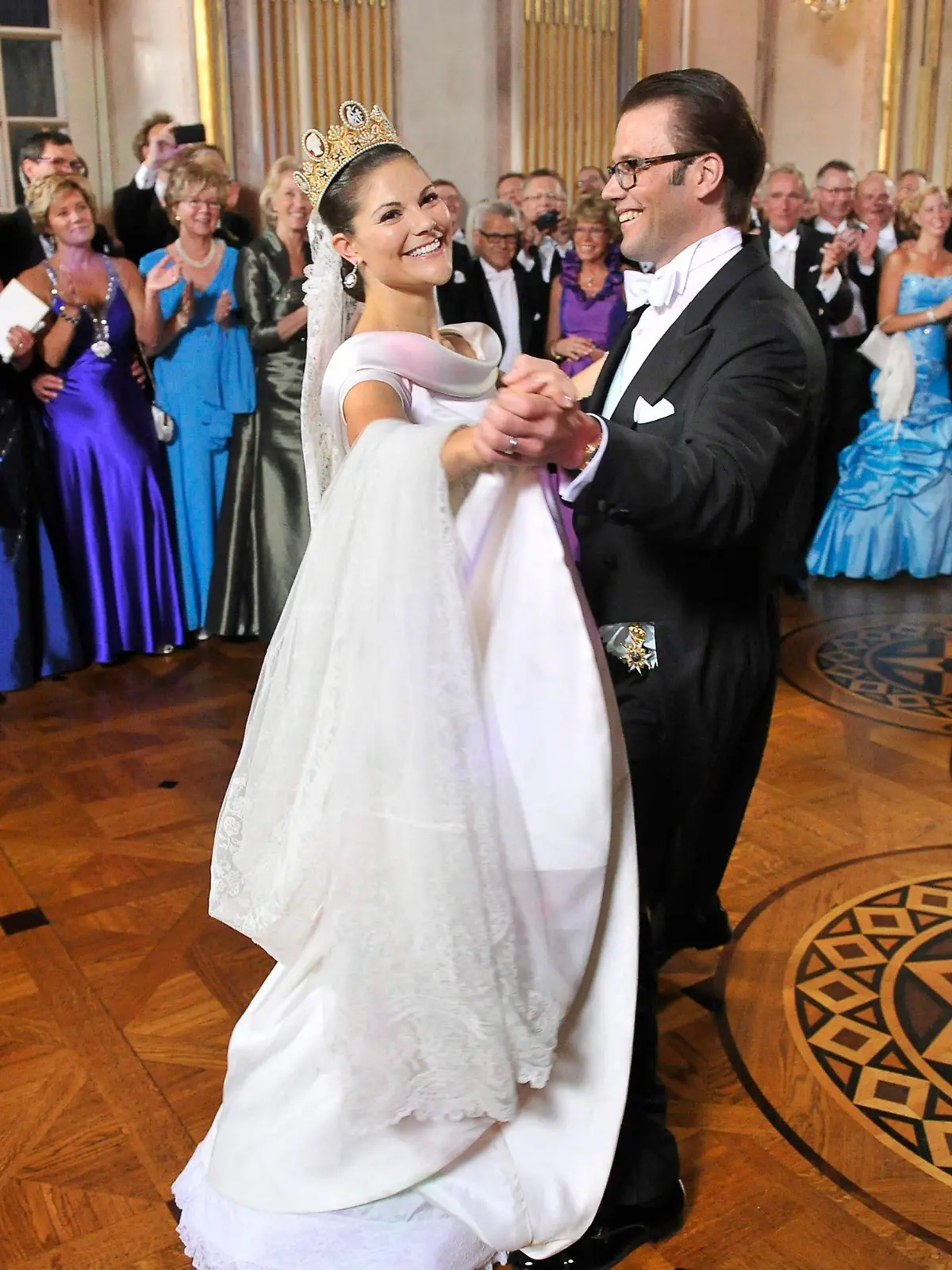 Swedish Crown Princess Victoria (L) and Prince Daniel of Sweden (R), the Duke of Vastergotland, dance the bridal waltz during the celebrations at the Royal Palace in Stockholm, Sweden, 19 June 2010. The wedding date has been set for the same day as the wedding of King Carl XVI Gustaf and Silvia Sommerlath which took place on 19 June 1976. Princess Victoria and Daniel Westling have been a couple since 2002. EPA/JONAS EKSTROMER ***SWEDEN OUT***  +++(c) dpa - Bildfunk+++
