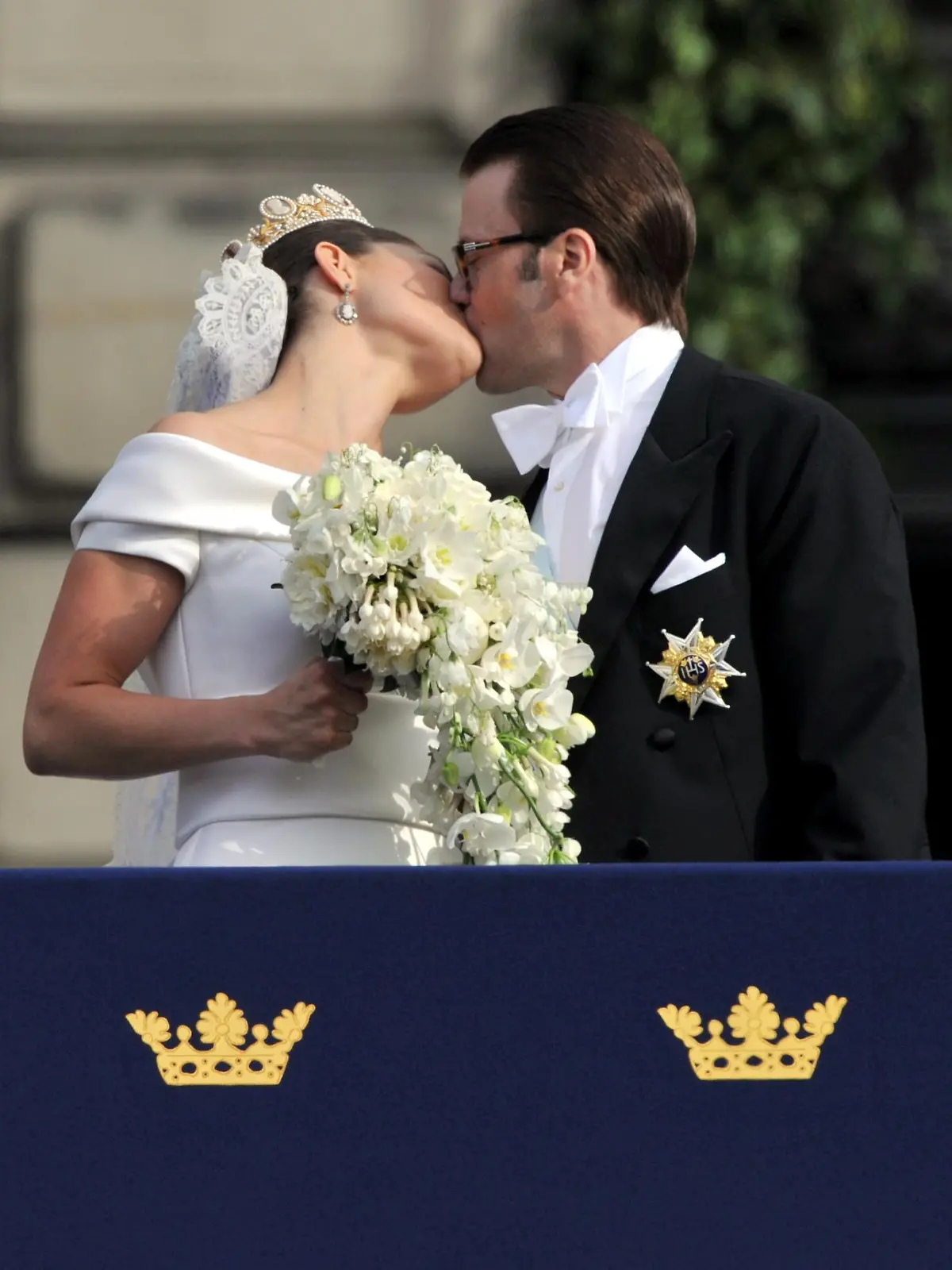 Sweden's Crown Princess Victoria and Prince Daniel, the Duke of Vastergotland, wave the crowd at the Royal Palace after their wedding in Stockholm, Sweden, June 19, 2010. Photo: Jochen Luebke  +++(c) dpa - Bildfunk+++