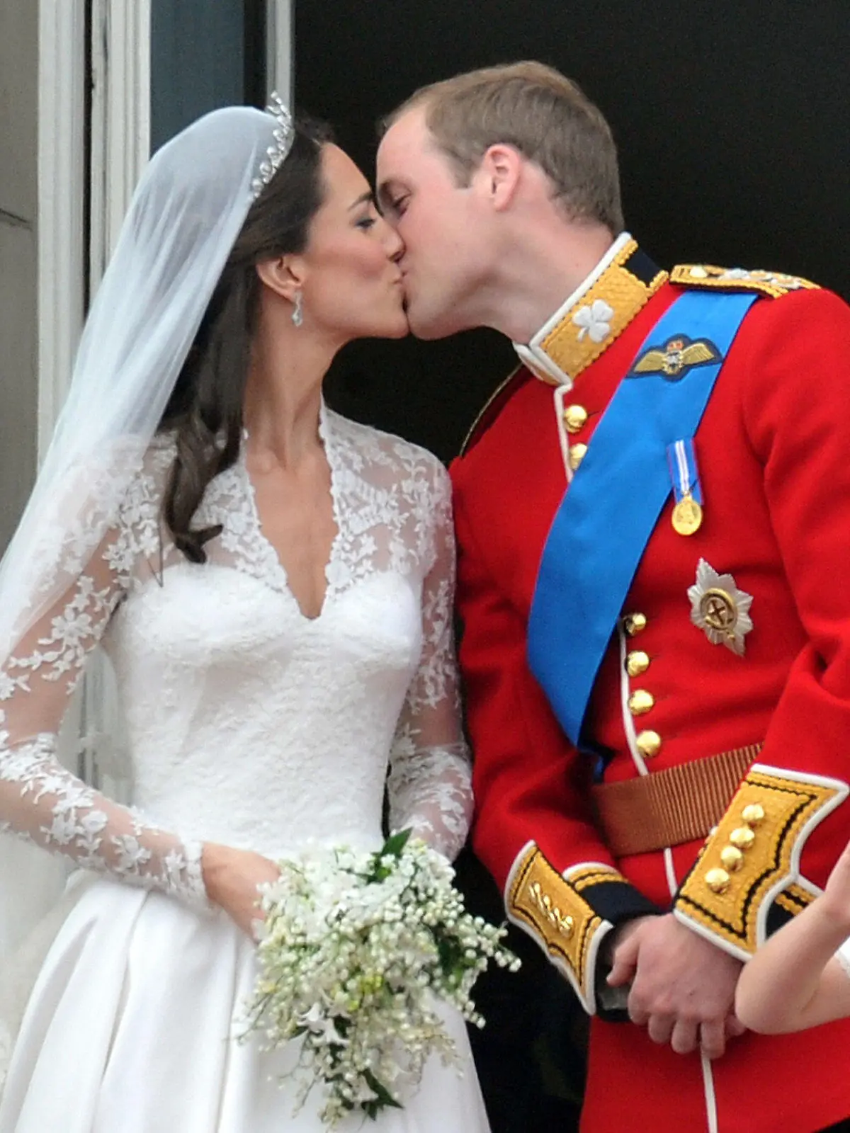 Kiss of the newly-wed couple Princess Catherine and Prince William on the balcony of Buckingham Palace in London, Britain, 29 April 2011, after their marriage ceremony. Guests from all over the world have been invited to celebrate the wedding of Prince William and Kate Middleton. Photo: Peter Kneffel dpa  +++(c) dpa - Bildfunk+++