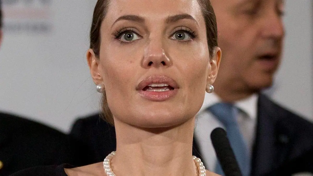 ARCHIV - Angelina Jolie spricht als UN-Sondergesandtin auf einer Pressekonferenz im Rahmen des G8-Außenministertreffens am 11.04.2013 in London. Knapp zwei Wochen nach der Bekanntgabe der Brustamputation von Hollywoodstar Angelina Jolie ist ihre Tante an Brustkrebs gestorben. Foto: ALASTAIR GRANT (zu dpa E!-Online: Angelina Jolies Tante an Brustkrebs gestorben vom 27.05.2013) +++(c) dpa - Bildfunk+++