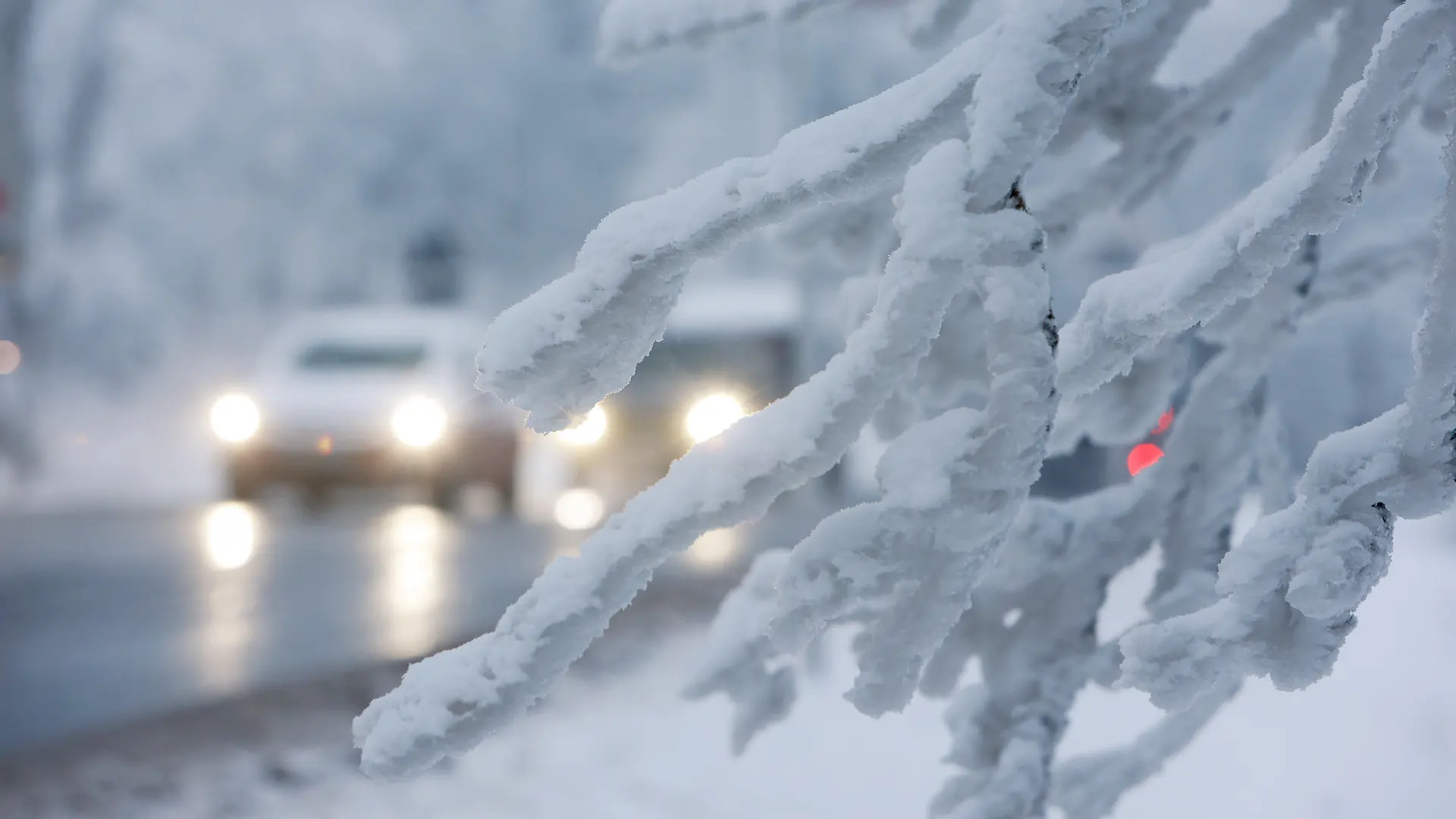 05.12.2022, Sachsen-Anhalt, Elbingerode: Schnee und Eis haben am frühen Morgen im Oberharz für Verkehrsbehinderungen gesorgt. Die Polizei vermeldete einige Glätteunfälle auf den Straßen. In den kommenden Tagen bleibt es in der Nacht und in den höheren Lagen des Harzes weiter frostig. Foto: Matthias Bein/dpa +++ dpa-Bildfunk +++
