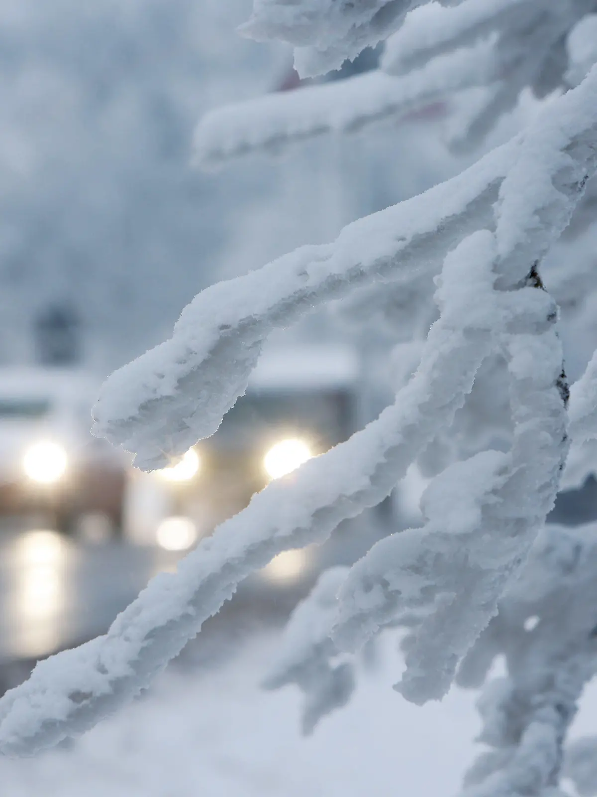 05.12.2022, Sachsen-Anhalt, Elbingerode: Schnee und Eis haben am frühen Morgen im Oberharz für Verkehrsbehinderungen gesorgt. Die Polizei vermeldete einige Glätteunfälle auf den Straßen. In den kommenden Tagen bleibt es in der Nacht und in den höheren Lagen des Harzes weiter frostig. Foto: Matthias Bein/dpa +++ dpa-Bildfunk +++