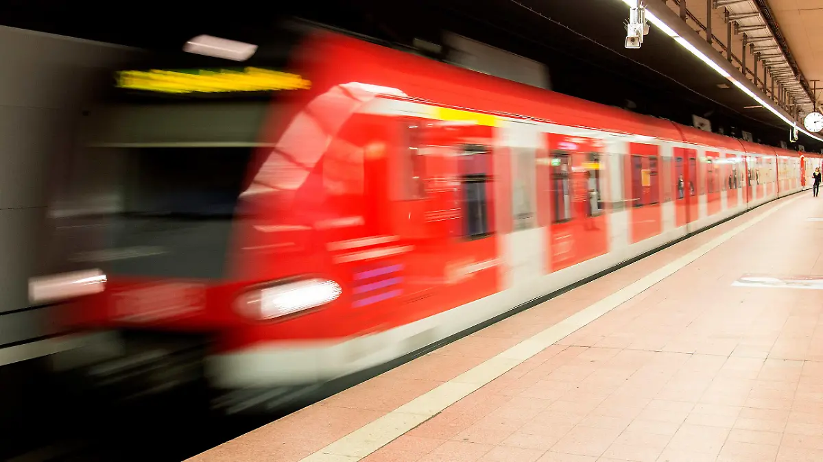 ARCHIV - 15.10.2014, Baden-Württemberg, Stuttgart: ILLUSTRATION - Eine S- Bahn fährt am Hautbahnhof ein. (zu dpa «Polizei stoppt betrunkenen S-Bahn-Fahrer nach Chaostrip in Stuttgart») Foto: picture alliance / dpa +++ dpa-Bildfunk +++