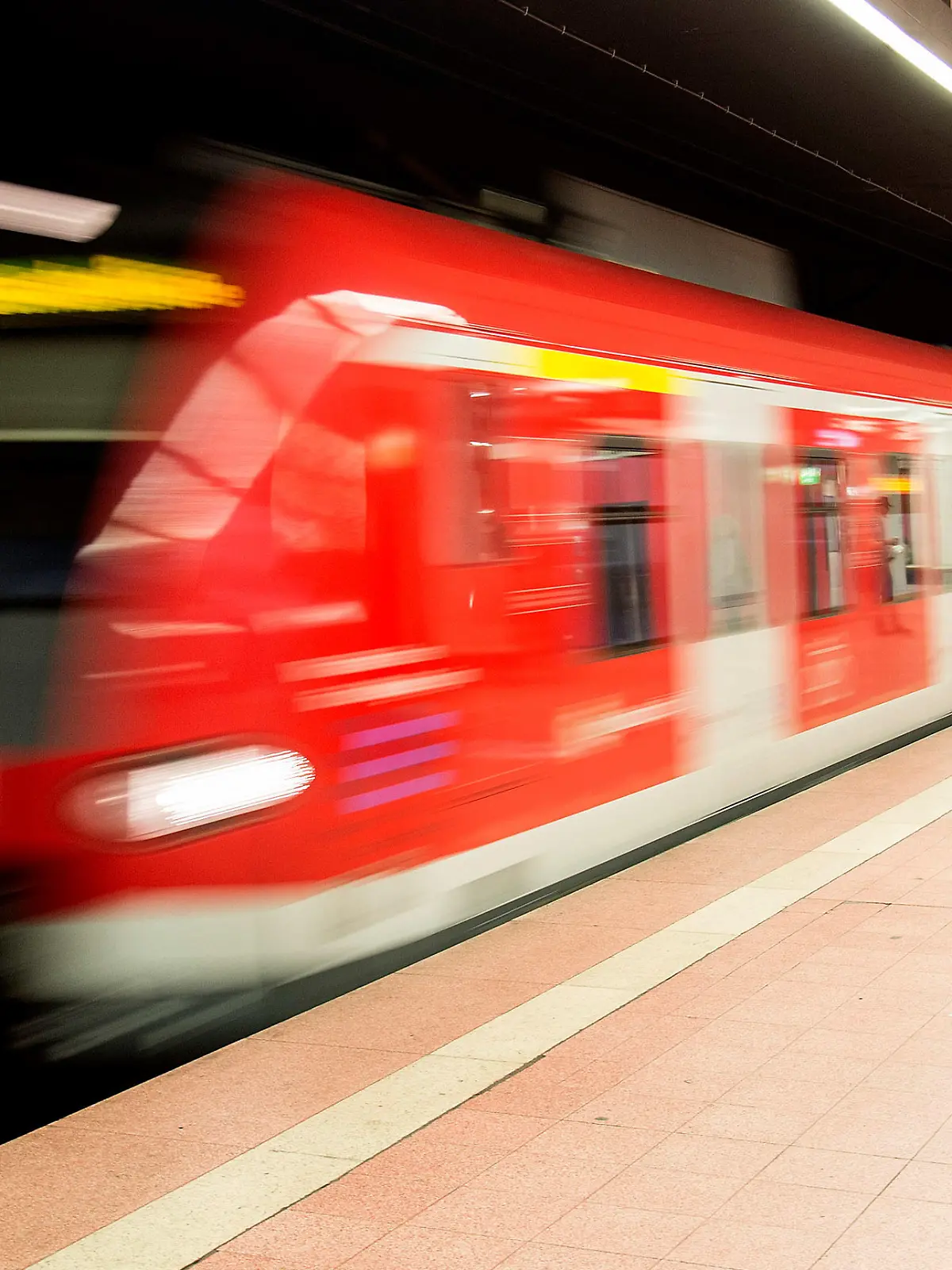 ARCHIV - 15.10.2014, Baden-Württemberg, Stuttgart: ILLUSTRATION - Eine S- Bahn fährt am Hautbahnhof ein. (zu dpa «Polizei stoppt betrunkenen S-Bahn-Fahrer nach Chaostrip in Stuttgart») Foto: picture alliance / dpa +++ dpa-Bildfunk +++