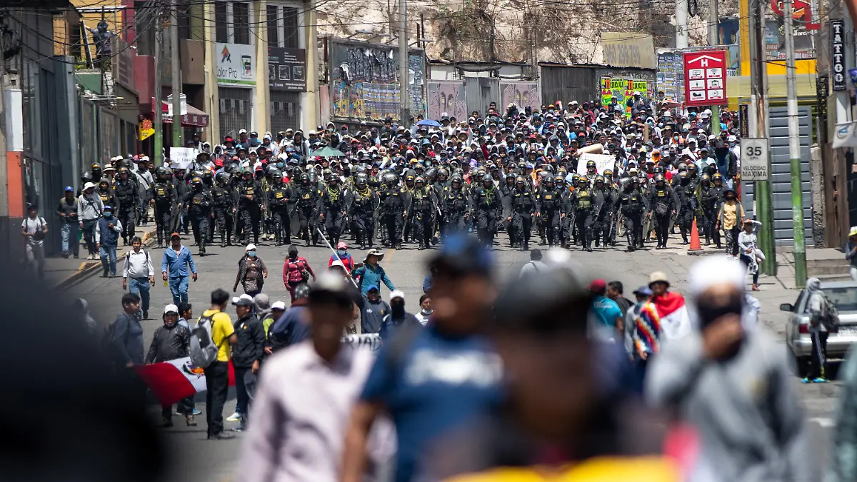 14.12.2022, Peru, Arequipa: Die Polizei ist während einer Kundgebung von Anhängern des abgesetzten peruanischen Präsidenten Castillo im Einsatz. Die Regierung in Peru hat angesichts der zunehmend gewaltsamen Proteste gegen die Absetzung von Präsident Castillo den Ausnahmezustand über das ganze Land verhängt. Foto: Denis Mayhua/dpa +++ dpa-Bildfunk +++