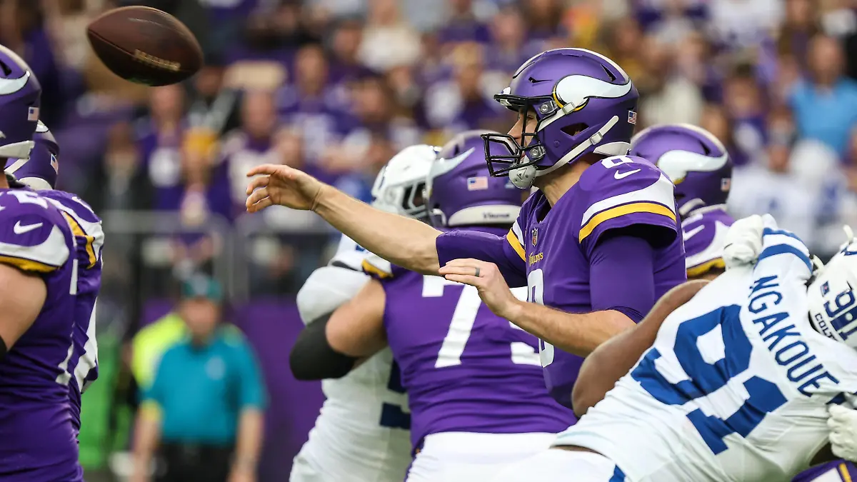  NFL, American Football Herren, USA Indianapolis Colts at Minnesota Vikings Dec 17, 2022 Minneapolis, Minnesota, USA Minnesota Vikings quarterback Kirk Cousins 8 throws the ball against the Indianapolis Colts during the first quarter at U.S. Bank Stadium. Minneapolis U.S. Bank Stadium Minnesota USA, EDITORIAL USE ONLY PUBLICATIONxINxGERxSUIxAUTxONLY Copyright: xMattxKrohnx 20221217_ojr_hw1_098