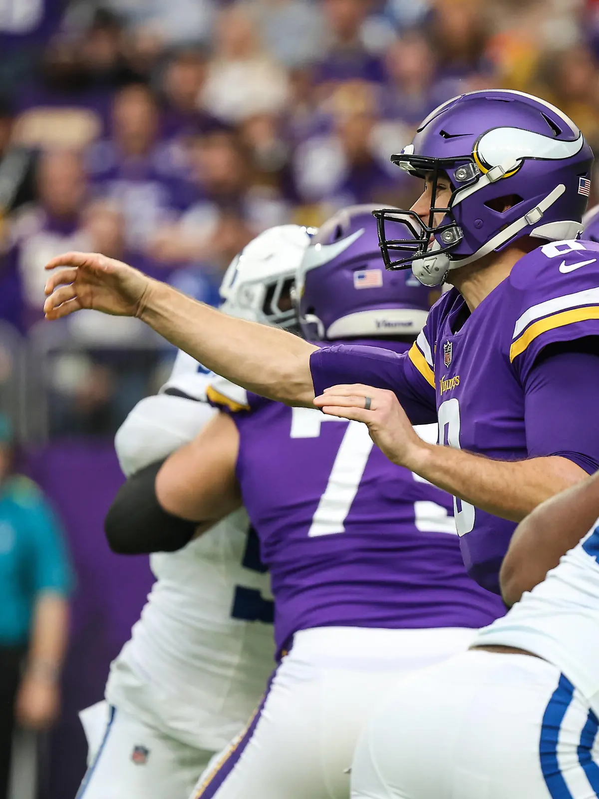  NFL, American Football Herren, USA Indianapolis Colts at Minnesota Vikings Dec 17, 2022 Minneapolis, Minnesota, USA Minnesota Vikings quarterback Kirk Cousins 8 throws the ball against the Indianapolis Colts during the first quarter at U.S. Bank Stadium. Minneapolis U.S. Bank Stadium Minnesota USA, EDITORIAL USE ONLY PUBLICATIONxINxGERxSUIxAUTxONLY Copyright: xMattxKrohnx 20221217_ojr_hw1_098