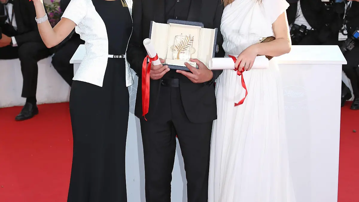 Bildnummer: 59708340  Datum: 26.05.2013  Copyright: imago/UPI PhotoLea Seydoux (L), director Abdellatif Kechiche (C) and Adele Exarchopoulos arrive at the award photocall after receiving the Palm d Or prize for the film La vie d Adele (Blue is the Warmest Colour during the 66th annual Cannes International Film Festival in Cannes, France on May 26, 2013. PUBLICATIONxINxGERxSUIxAUTxHUNxONLY Entertainment Film 66 Internationale Filmfestspiele Cannes People Preisträger Goldene Palme x0x xkg 2013 quadrat premiumd  59708340 Date 26 05 2013 Copyright Imago UPi Photo Lea Seydoux l Director  Kechiche C and Adele  Arrive AT The Award photo call After receiving The Palm D or Prize for The Film La VIE D Adele Blue IS The warmest Colour during The  Annual Cannes International Film Festival in Cannes France ON May 26 2013 PUBLICATIONxINxGERxSUIxAUTxHUNxONLY Entertainment Film 66 International Film Festival Cannes Celebrities Prize winners Golden Palme x0x xkg 2013 Square premiumd  