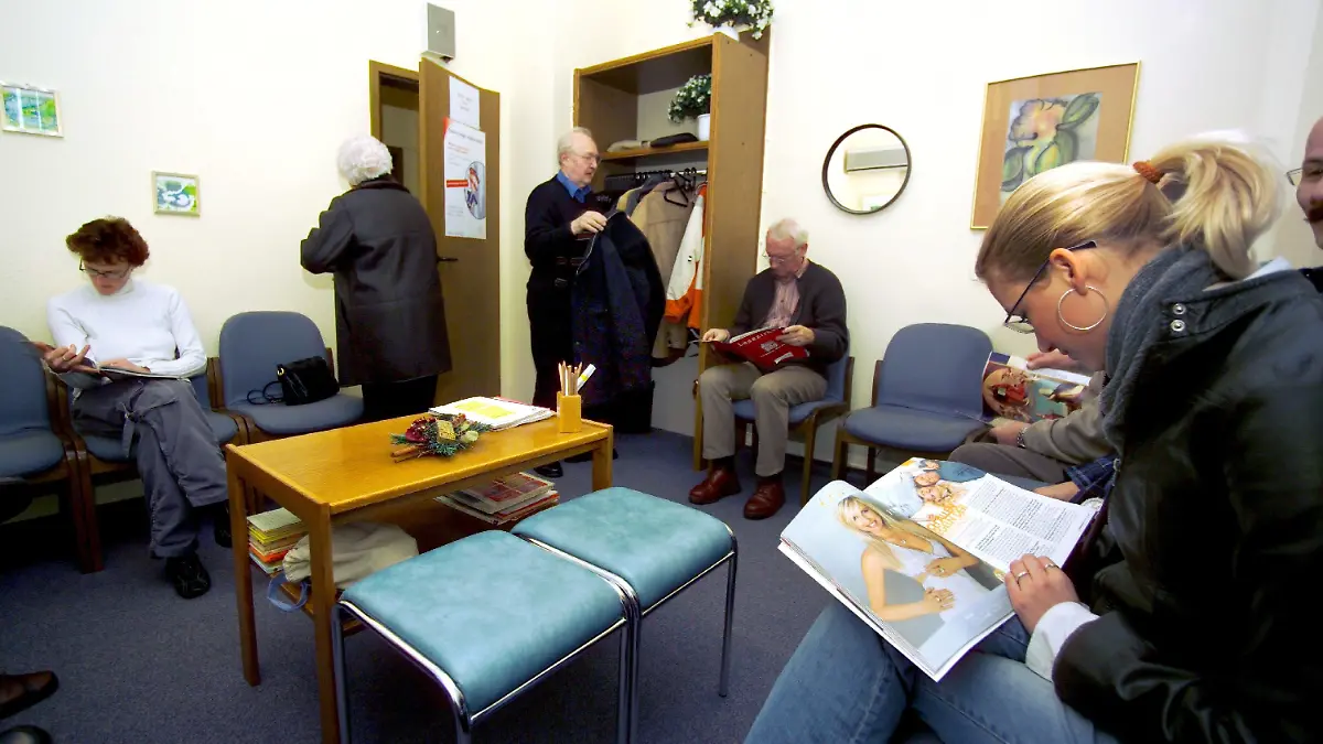 ARCHIV - Patienten vertreiben sich die Wartezeit beim Hausarzt im Wartezimmer mit dem Lesen von Zeitschriften (Archivfoto vom 02.12.2004). Vor dem Hintergrund anhaltenden Streits um die Gesundheitsreform hat die Fachministerin Schmidt (SPD) überlanges Warten auf Arzttermine als «unhaltbar» kritisiert. Ärzte und Krankenkassen teilten dagegen mit, nur die wenigsten Patienten beklagten sich über lange Wartezeiten. In den vergangenen Wochen war ein Streit zwischen Schmidt und den Kassen wegen der Grundsatzkritik der Kassen an der Gesundheitsreform eskaliert. Foto: Klaus Rose (zu dpa 4341 vom 07.08.2006)  +++(c) dpa - Bildfunk+++