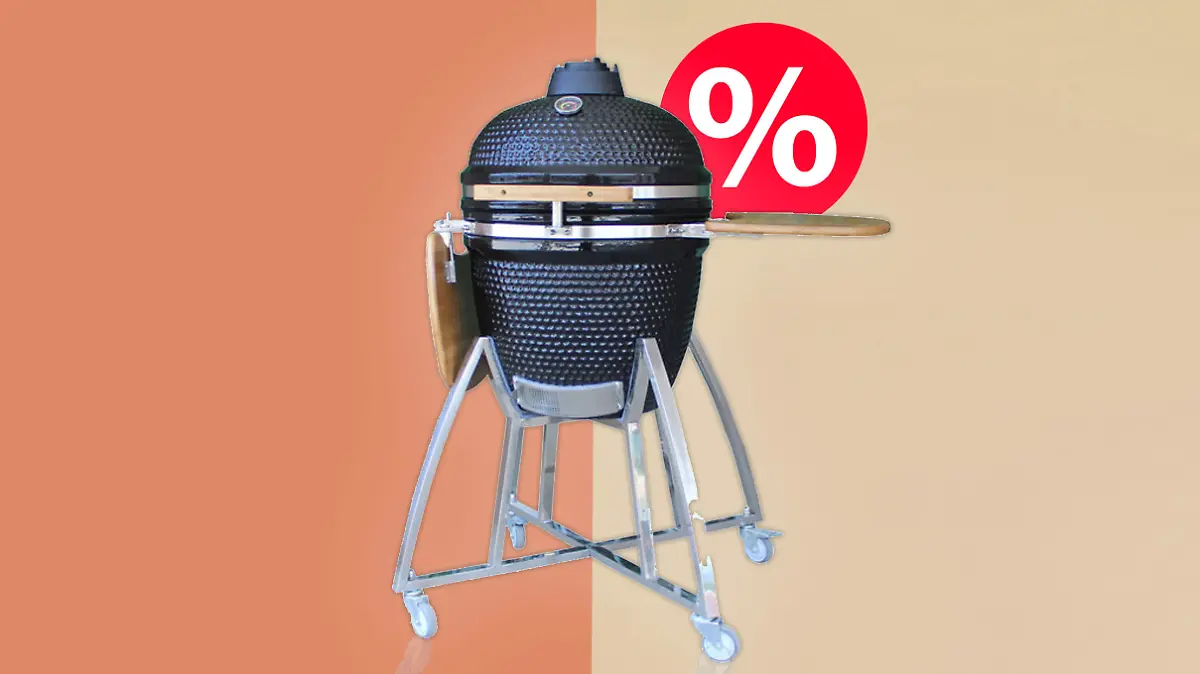 Ein Komodo-Grill auf Aprikose-organen Hintergrund und einem weißen Prozentzeichen auf einem roten Kreis rechts oben am Grill.