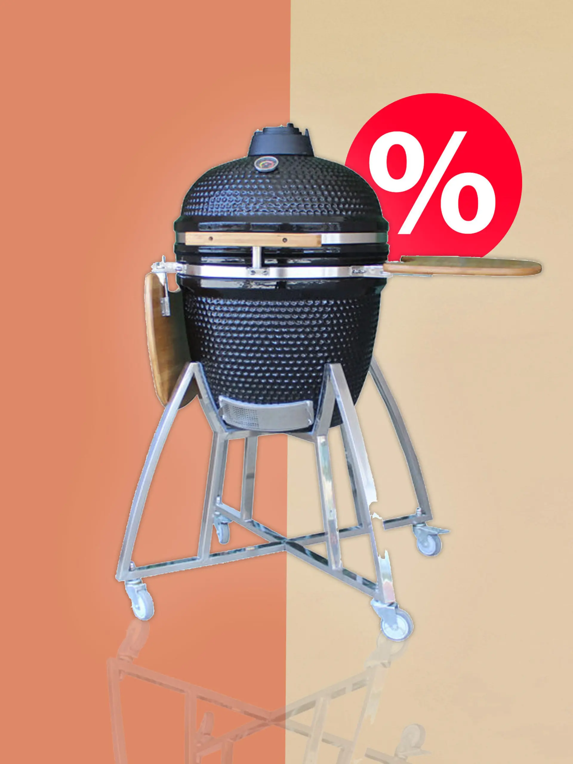 Ein Komodo-Grill auf Aprikose-organen Hintergrund und einem weißen Prozentzeichen auf einem roten Kreis rechts oben am Grill.