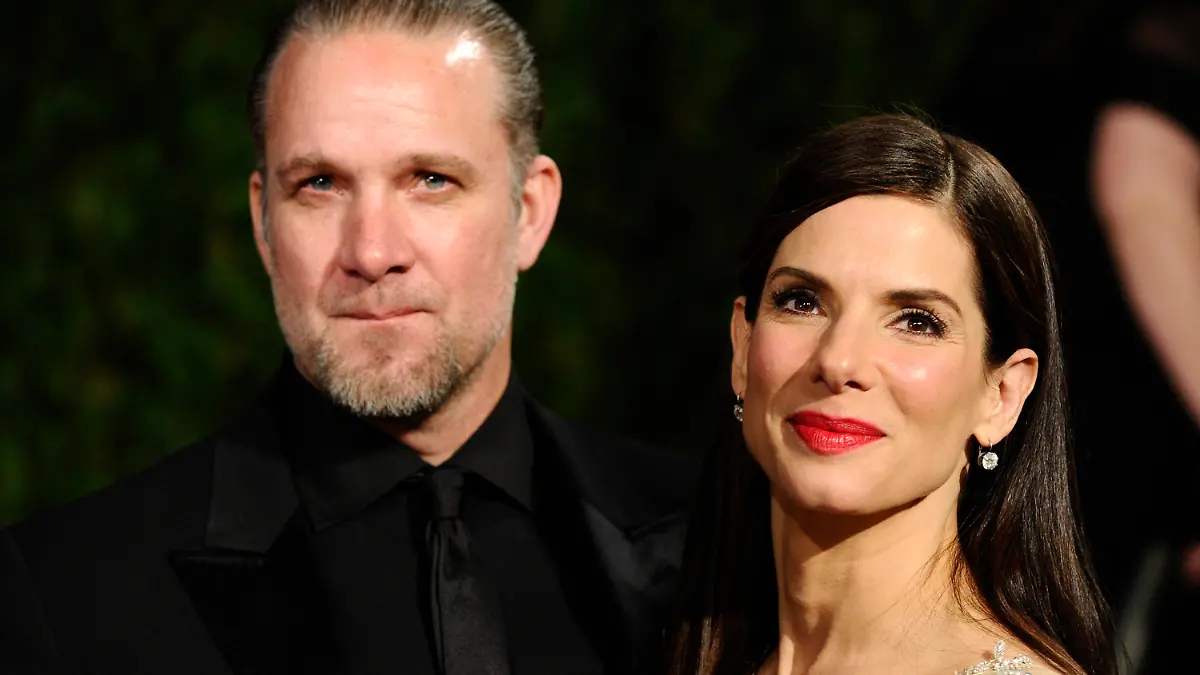 ARCHIV - Sandra Bullock und ihr Mann Jesse James, links, treffen am 7. Maerz 2020 zur Vanity Fair Oscar Party in West Hollywood ein. Sandra Bullocks untreuer Ehemann Jesse James sucht professionelle Hilfe. So wolle er "persoenliche Probleme" in den Griff bekommen, sagte ein Sprecher dem US-Magazin "People". James sei klargeworden, dass es "dieses Mal entscheidend sei, dass er sich selbst und seiner Familie helfe und seine Ehe rette". Um welche Art von professionellem Beistand es geht, blieb offen. (AP Photo/Peter Kramer, Archiv) ** zu APD9027 ** --- FILE - Sandra Bullock and Jesse James arrives at the Vanity Fair Oscar party on Sunday, March 7, 2010, in West Hollywood, Calif. (AP Photo/Peter Kramer, File)