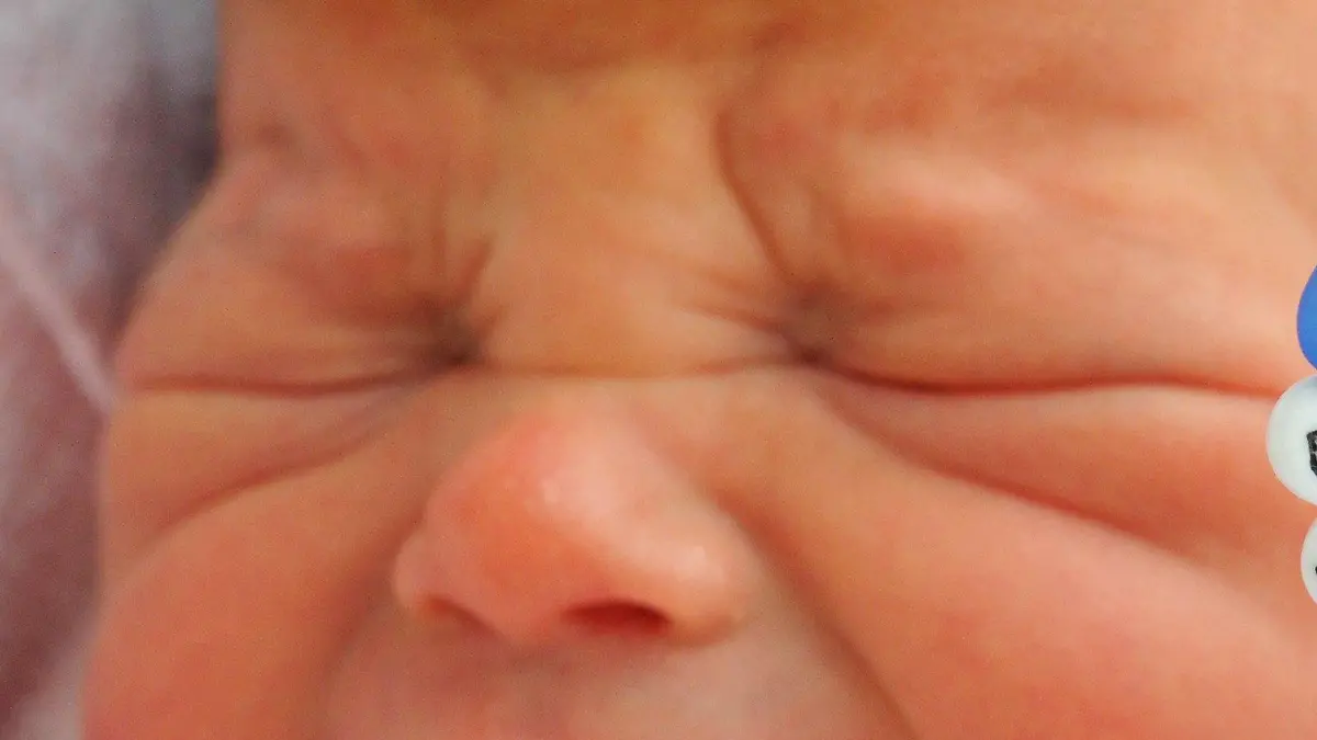 ILLUSTRATION - Namens-Armbänder "Ben" und "Mia" werden am Donnerstag (29.12.2011) auf der Mutter-Kind-Station der Medizinischen Hochschule Hannover (MHH) vor ein zwei Tage altes Baby gehalten. Mit nur drei Buchstaben und deutlichem Vorsprung führen Mia und Ben die Hitliste der beliebtesten Vornamen 2011 an. Foto: Julian Stratenschulte dpa/lni  +++(c) dpa - Bildfunk+++