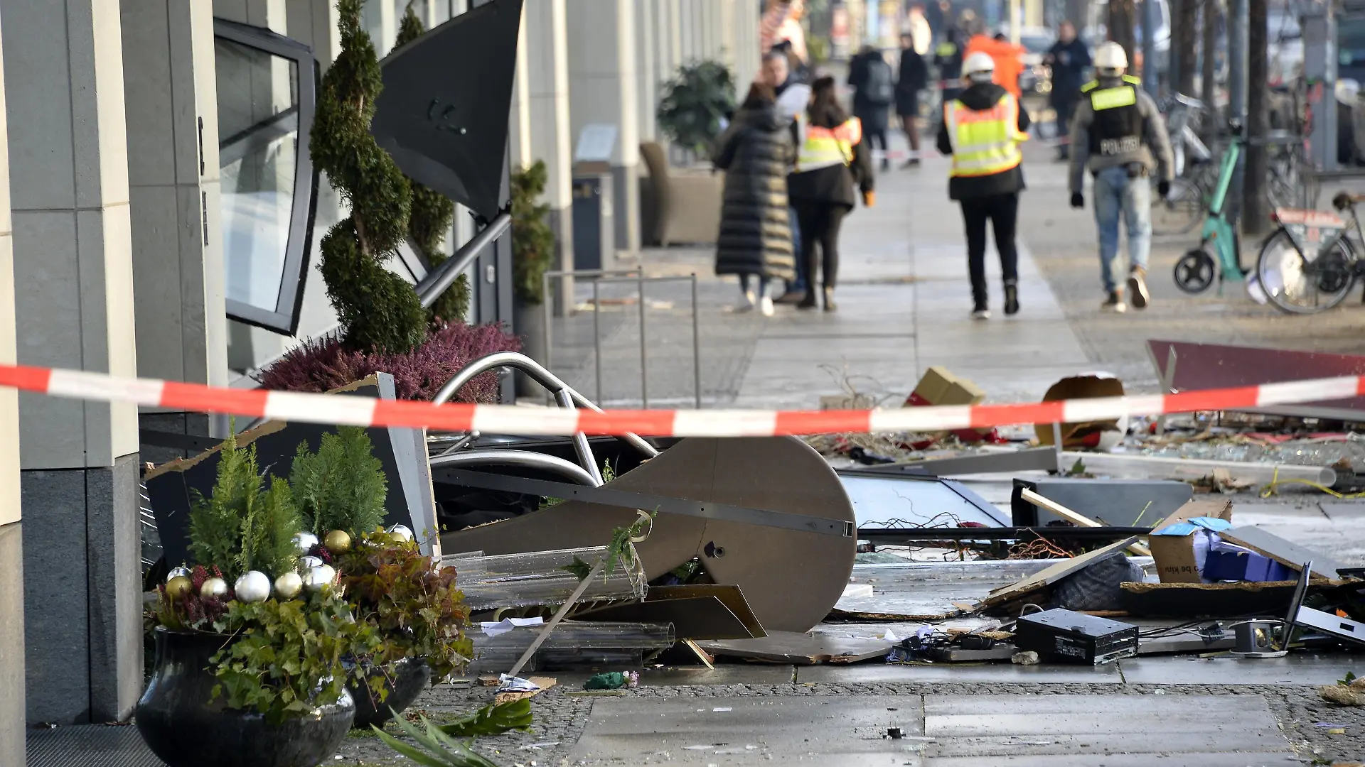 Aquarium im Dom Aquaree offenbar geplatzt. Durch den Druck der Explosion zersprangen Tueren und Fenster, Truemmerteile wurden auf die Strasse geschleudert in Berlin / 161222

++++

Aquarium in the Dom Aquaree apparently burst. The pressure of the explosion caused doors and windows to burst and pieces of debris to be thrown onto the street in Berlin / 161222