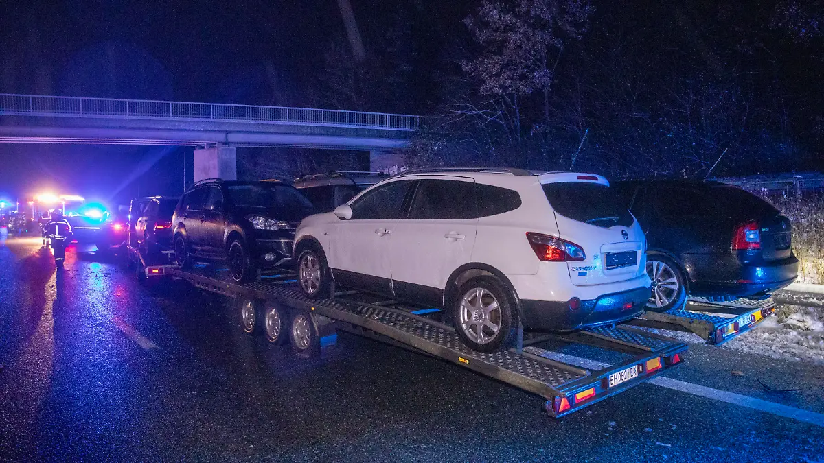 Regen und Temperaturen unter 0 °C sorgten für Blitzeis in Südbayern. Autofahrer unterschätzten vielerorts die Gefahr und es kam zu Unfällen. Ein Massencrash mit mehr als fünf Fahrzeugen ereignete sich gegen Mitternacht auf der A 96 zwischen Lindau und München ca. 5 Kilometer vor der Ausfahrt Inning am Ammersee. Zwei ausländische Autotransporter Fahrer verloren bei Blitzeis und viel zu hoher Geschwindigkeit die Kontrolle über ihr Fahrzeug, schleuderten über die Autobahn und erwischten einen BMW Fahrer. Dieser wurden von den Autotransportern regelrecht eingekeilt. Ein weiterer Fahrer eines Audi flog nach rechts von der Autobahn ab, unterquerte die Leitplanke und kam abseits der Autobahn zum Stehen. Weitere Fahrzeuge verunfallten an der Unfallstelle. Großalarm für Feuerwehr und Rettungsdienst. Zahlreiche Feuerwehren, 10 Rettungswagen und mehrere Notärzte wurden zur Einsatzstelle alarmiert. Angekommen wurden mehrere Personen vom Rettungsdienst betreut. Ernsthaft verletzt wurde zum Glück niemand. Die A 96 blieb für Stunden voll gesperrt. Einsatzleiter Christian Wind war selbst von dieser massiven Glätte überrascht: Es ist sehr unberechenbar: stellenweise ist es nicht glatt und von einem Meter auf dem anderen Meter ist es spiegelglatt. Es sollte nicht der einzige Unfall auf der A 96 gewesen. Auf dem Weg nach München sah unser Kameramann alle paar Kilometer Fahrzeuge in den Leitplanken und Feuerwehren im Einsatz.