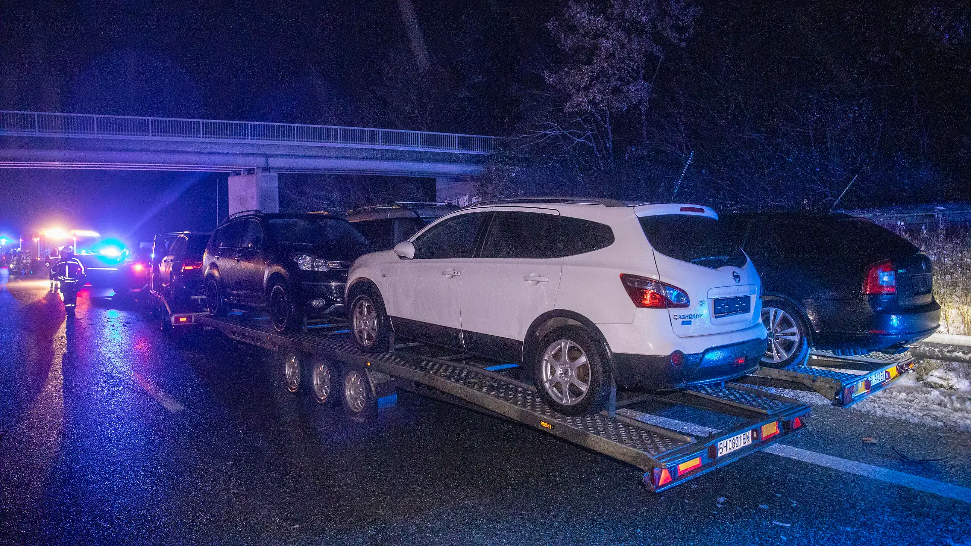 Regen und Temperaturen unter 0 °C sorgten für Blitzeis in Südbayern. Autofahrer unterschätzten vielerorts die Gefahr und es kam zu Unfällen. Ein Massencrash mit mehr als fünf Fahrzeugen ereignete sich gegen Mitternacht auf der A 96 zwischen Lindau und München ca. 5 Kilometer vor der Ausfahrt Inning am Ammersee. Zwei ausländische Autotransporter Fahrer verloren bei Blitzeis und viel zu hoher Geschwindigkeit die Kontrolle über ihr Fahrzeug, schleuderten über die Autobahn und erwischten einen BMW Fahrer. Dieser wurden von den Autotransportern regelrecht eingekeilt. Ein weiterer Fahrer eines Audi flog nach rechts von der Autobahn ab, unterquerte die Leitplanke und kam abseits der Autobahn zum Stehen. Weitere Fahrzeuge verunfallten an der Unfallstelle. Großalarm für Feuerwehr und Rettungsdienst. Zahlreiche Feuerwehren, 10 Rettungswagen und mehrere Notärzte wurden zur Einsatzstelle alarmiert. Angekommen wurden mehrere Personen vom Rettungsdienst betreut. Ernsthaft verletzt wurde zum Glück niemand. Die A 96 blieb für Stunden voll gesperrt. Einsatzleiter Christian Wind war selbst von dieser massiven Glätte überrascht: Es ist sehr unberechenbar: stellenweise ist es nicht glatt und von einem Meter auf dem anderen Meter ist es spiegelglatt. Es sollte nicht der einzige Unfall auf der A 96 gewesen. Auf dem Weg nach München sah unser Kameramann alle paar Kilometer Fahrzeuge in den Leitplanken und Feuerwehren im Einsatz.