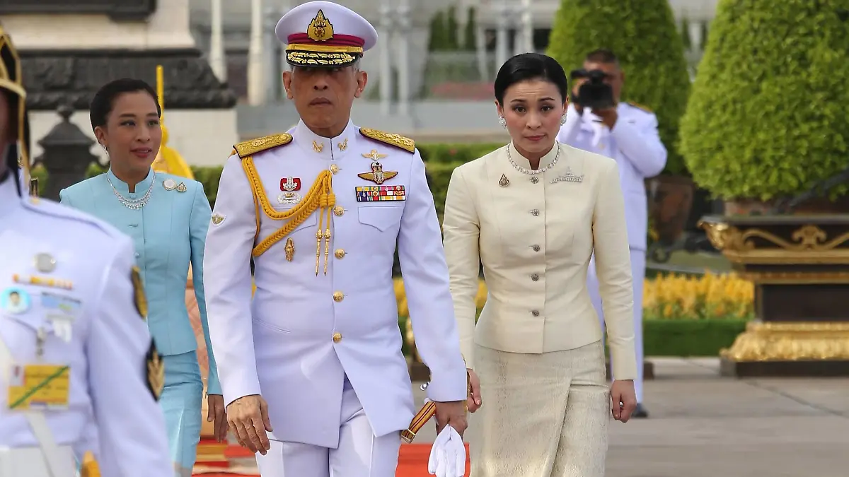 May 2, 2019 - Bangkok, Thailand - Thailand s King Maha Vajiralongkorn (L) and Queen Suthida (R) and his daughter Princess Bajrakitiyabha arrive to pay homage to the statue of former King Chulalongkorn or King Rama V ahead of the royal coronation at the Royal Plaza in Bangkok. Bangkok Thailand  - ZUMAs197 20190502_zaa_s197_005 Copyright: xPoolx