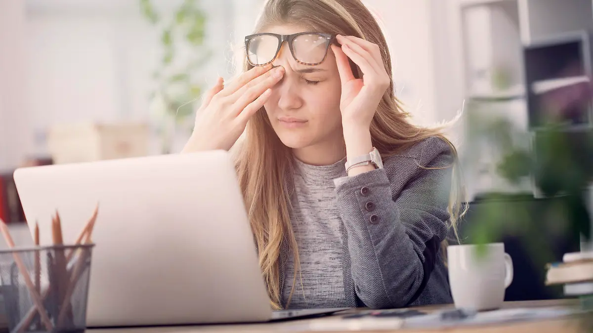 Frau mit trockenen Augen im Büro.