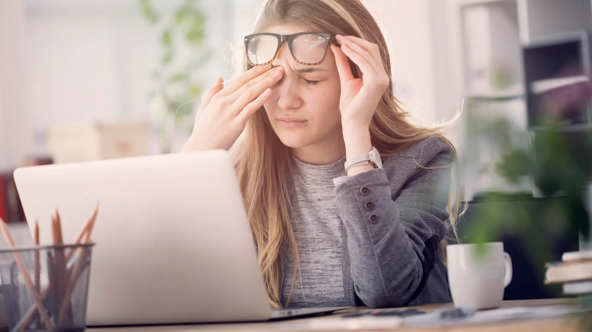 Frau mit trockenen Augen im Büro.
