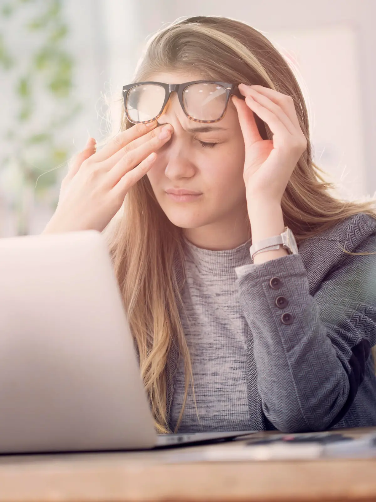 Frau mit trockenen Augen im Büro.