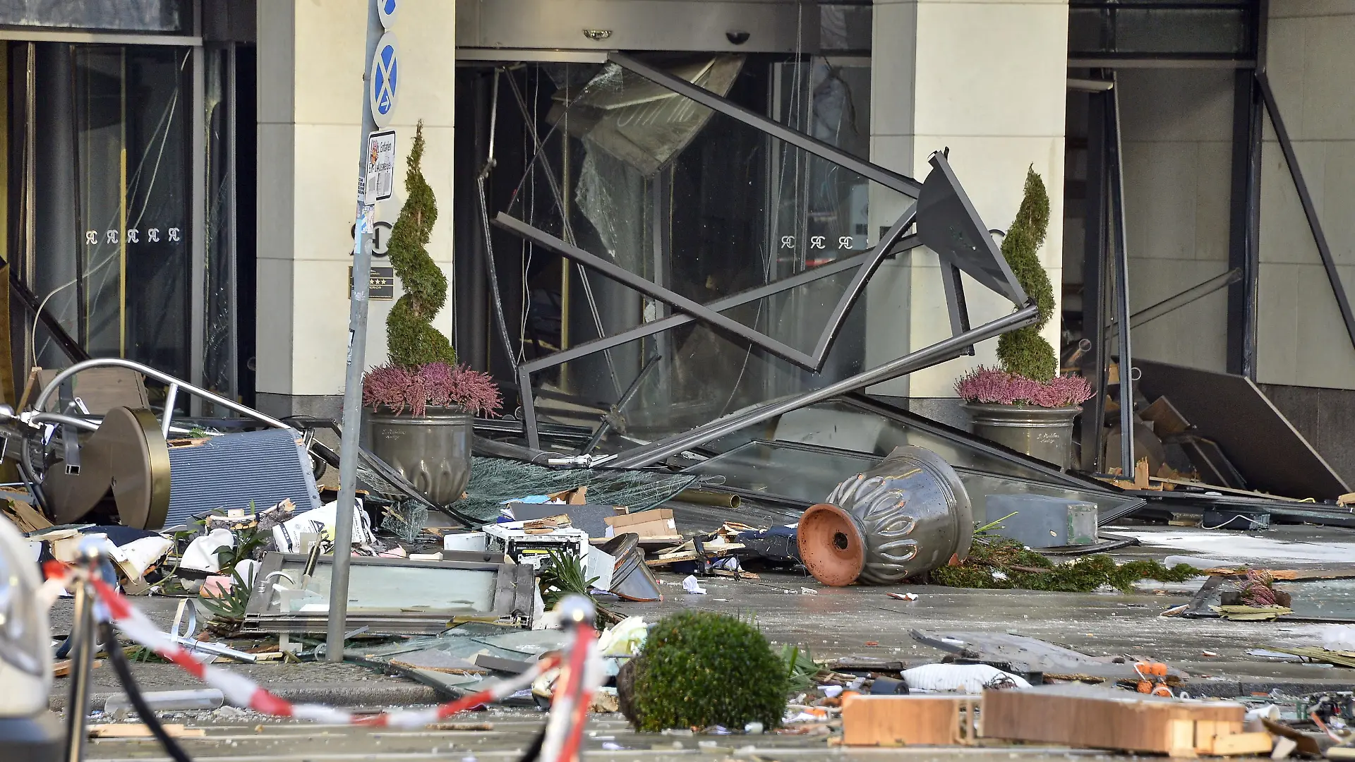 Aquarium im Dom Aquaree offenbar geplatzt. Durch den Druck der Explosion zersprangen Tueren und Fenster, Truemmerteile wurden auf die Strasse geschleudert in Berlin / 161222

++++

Aquarium in the Dom Aquaree apparently burst. The pressure of the explosion caused doors and windows to burst and pieces of debris to be thrown onto the street in Berlin / 161222