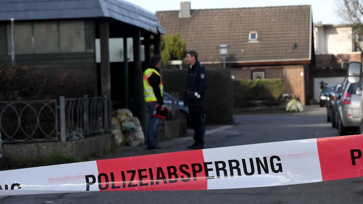03.01.2019, Schleswig-Holstein, Schönberg: Polizeibeamte stehen an der Stelle an der eine 39 Jahre alte Frau in der Silvesternacht durch einen Schuss ums Leben gekommen ist. Zunächst war vermutet worde, daß die junge Mutter durch einen illegalen Böller ums Leben gekommen ist. Foto: Carsten Rehder/dpa +++ dpa-Bildfunk +++