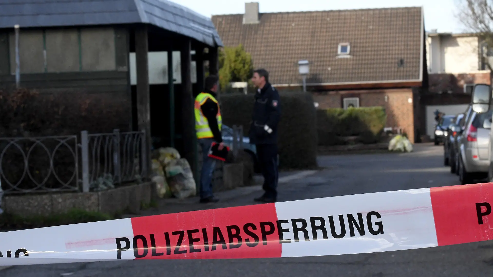 03.01.2019, Schleswig-Holstein, Schönberg: Polizeibeamte stehen an der Stelle an der eine 39 Jahre alte Frau in der Silvesternacht durch einen Schuss ums Leben gekommen ist. Zunächst war vermutet worde, daß die junge Mutter durch einen illegalen Böller ums Leben gekommen ist. Foto: Carsten Rehder/dpa +++ dpa-Bildfunk +++