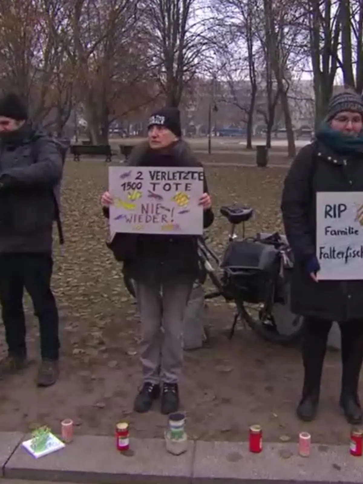 Mehrere Menschen protestierten bei einer Mahnwache in Berlin.