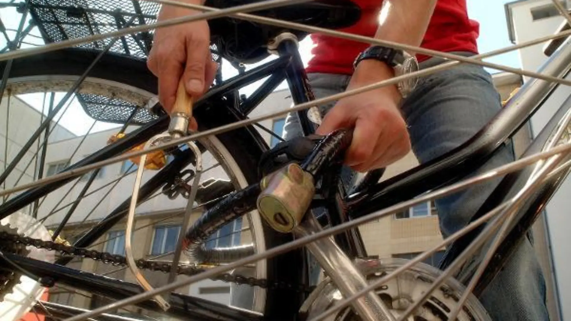 Symbolfoto zum Thema Fahrraddieb, Diebstahl, Fahrrad-Diebstahl, aufgenommen am 18.08.2005in Berlin. Foto: Kitty Kleist-Heinrich +++(c) dpa - Report+++