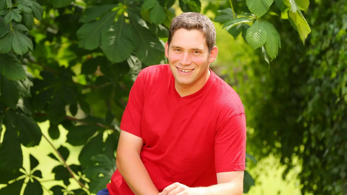 Guy (28), der liebevolle Luxemburger aus Gutland lebt mit seinen Großeltern, Eltern und seinem Bruder auf einem Hof mit 180 Hektar Acker- und Grünland für den Milchviehbetrieb mit Ackerbau. 300 Bullen, Kühe und Kälber sowie fünf bis sechs Bienenvölker gilt es täglich zu versorgen.