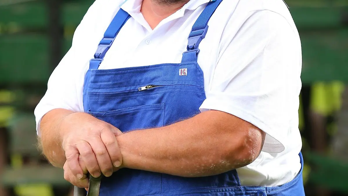 Helmut (58), der einsame Hobbybauer aus dem Burgenlandkreis in Sachsen-Anhalt führt alleine seinen Hobbybetrieb mit 1,5 Hektar Ackerland und Wiesen, 10 Enten, fünf Kaninchen, vier Pferden, vier Hühnern, vier Schafen, vier Katzen, zwei Schweinen, zwei Hunden, zwei Sittichen und einem Hahn.