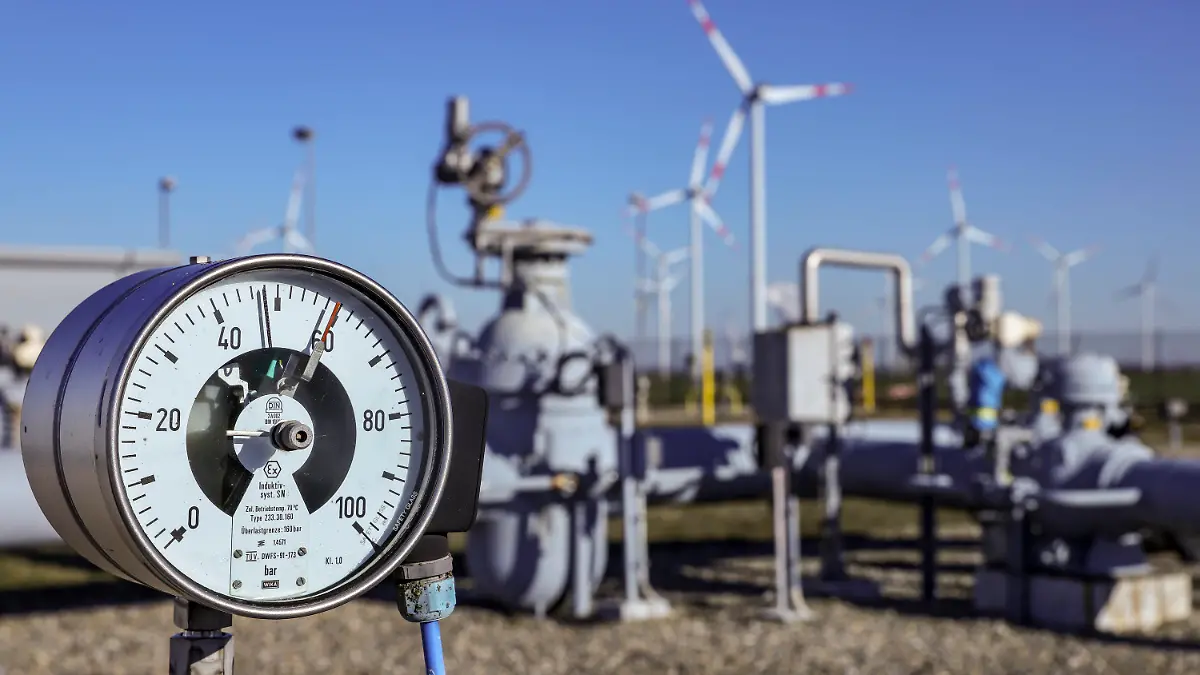 ARCHIV - 08.03.2022, Sachsen-Anhalt, Bad Lauchstädt: Ein Manometer zeigt den Druck im Erdgasnetz auf dem Gelände des Untergrund-Gasspeichers der VNG AG an. (zu dpa "Deutsche Gasspeicher weiter zu fast 100 Prozent gefüllt") Foto: Jan Woitas/dpa-Zentralbild/dpa +++ dpa-Bildfunk +++