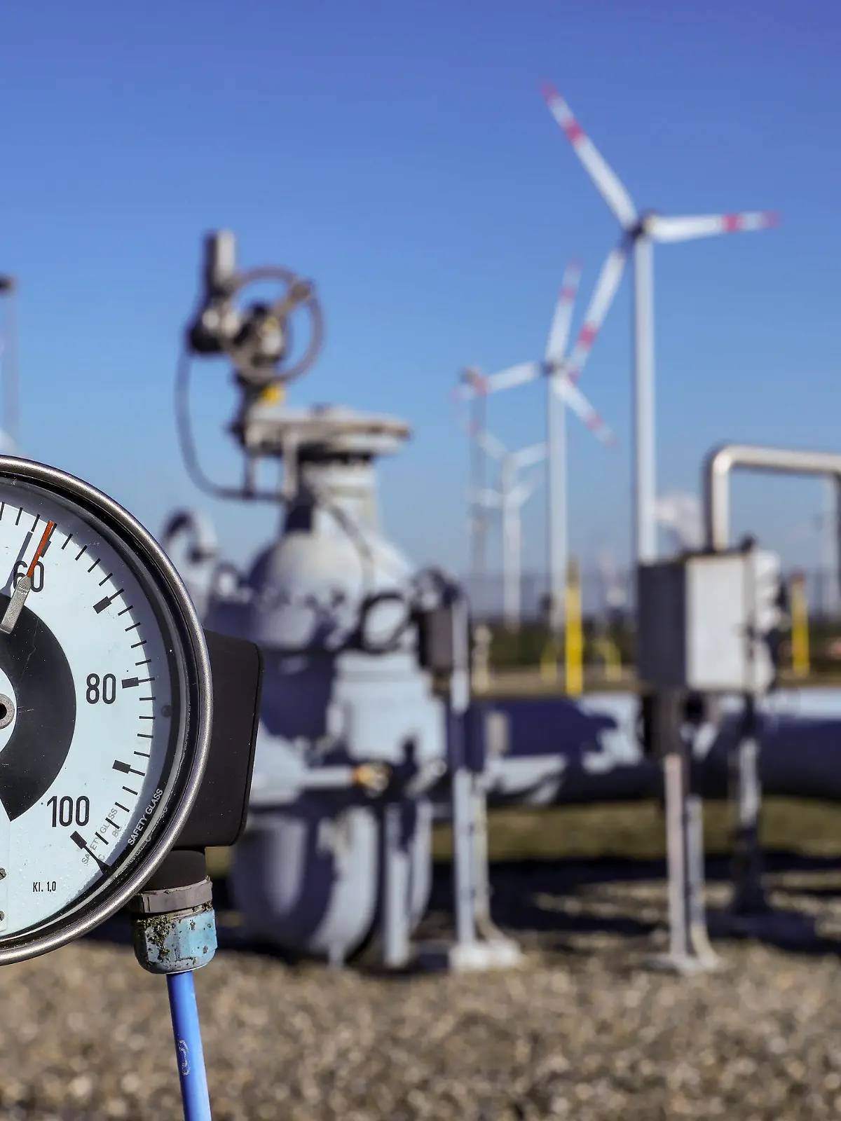 ARCHIV - 08.03.2022, Sachsen-Anhalt, Bad Lauchstädt: Ein Manometer zeigt den Druck im Erdgasnetz auf dem Gelände des Untergrund-Gasspeichers der VNG AG an. (zu dpa "Deutsche Gasspeicher weiter zu fast 100 Prozent gefüllt") Foto: Jan Woitas/dpa-Zentralbild/dpa +++ dpa-Bildfunk +++