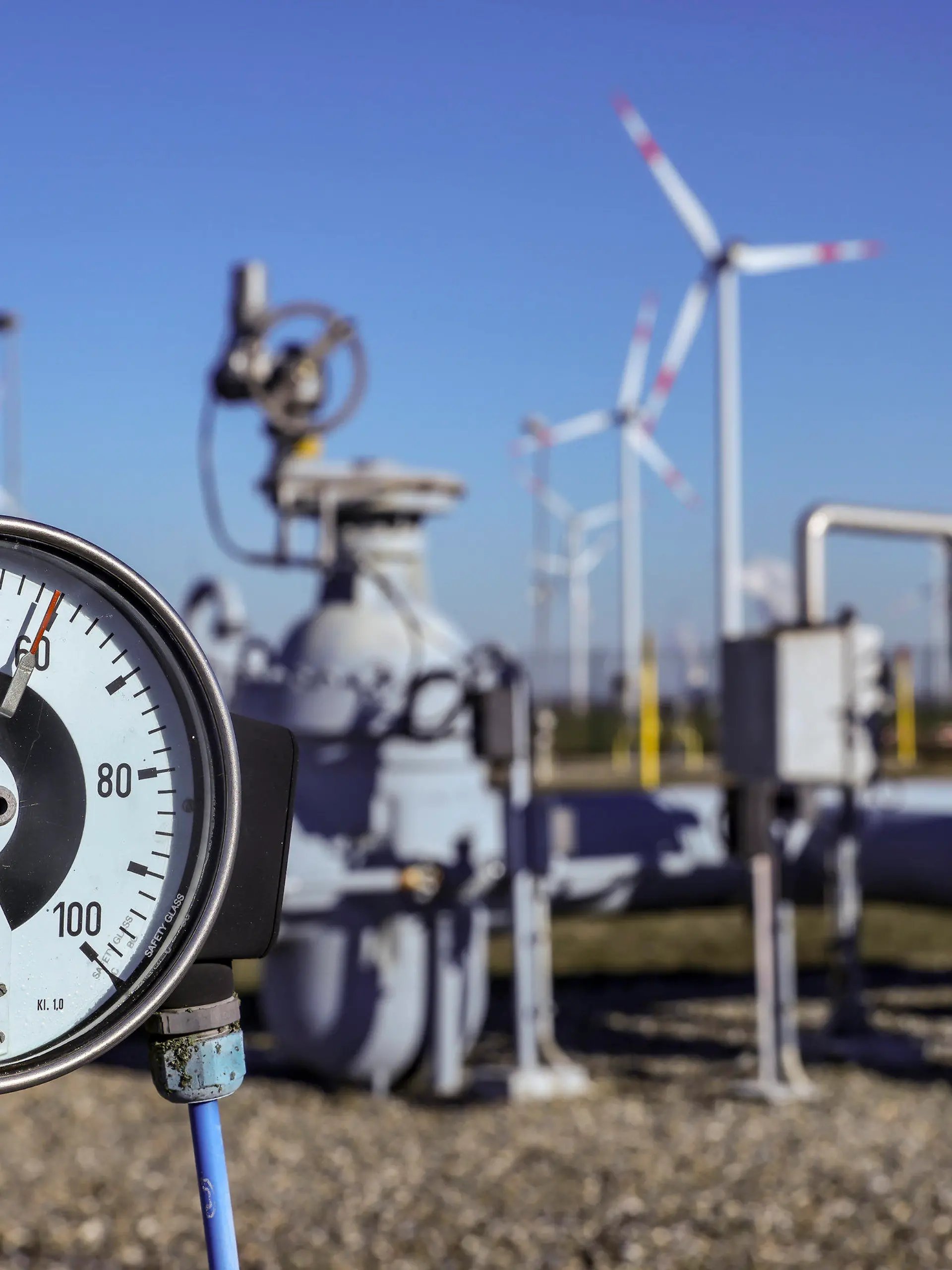 ARCHIV - 08.03.2022, Sachsen-Anhalt, Bad Lauchstädt: Ein Manometer zeigt den Druck im Erdgasnetz auf dem Gelände des Untergrund-Gasspeichers der VNG AG an. (zu dpa "Deutsche Gasspeicher weiter zu fast 100 Prozent gefüllt") Foto: Jan Woitas/dpa-Zentralbild/dpa +++ dpa-Bildfunk +++